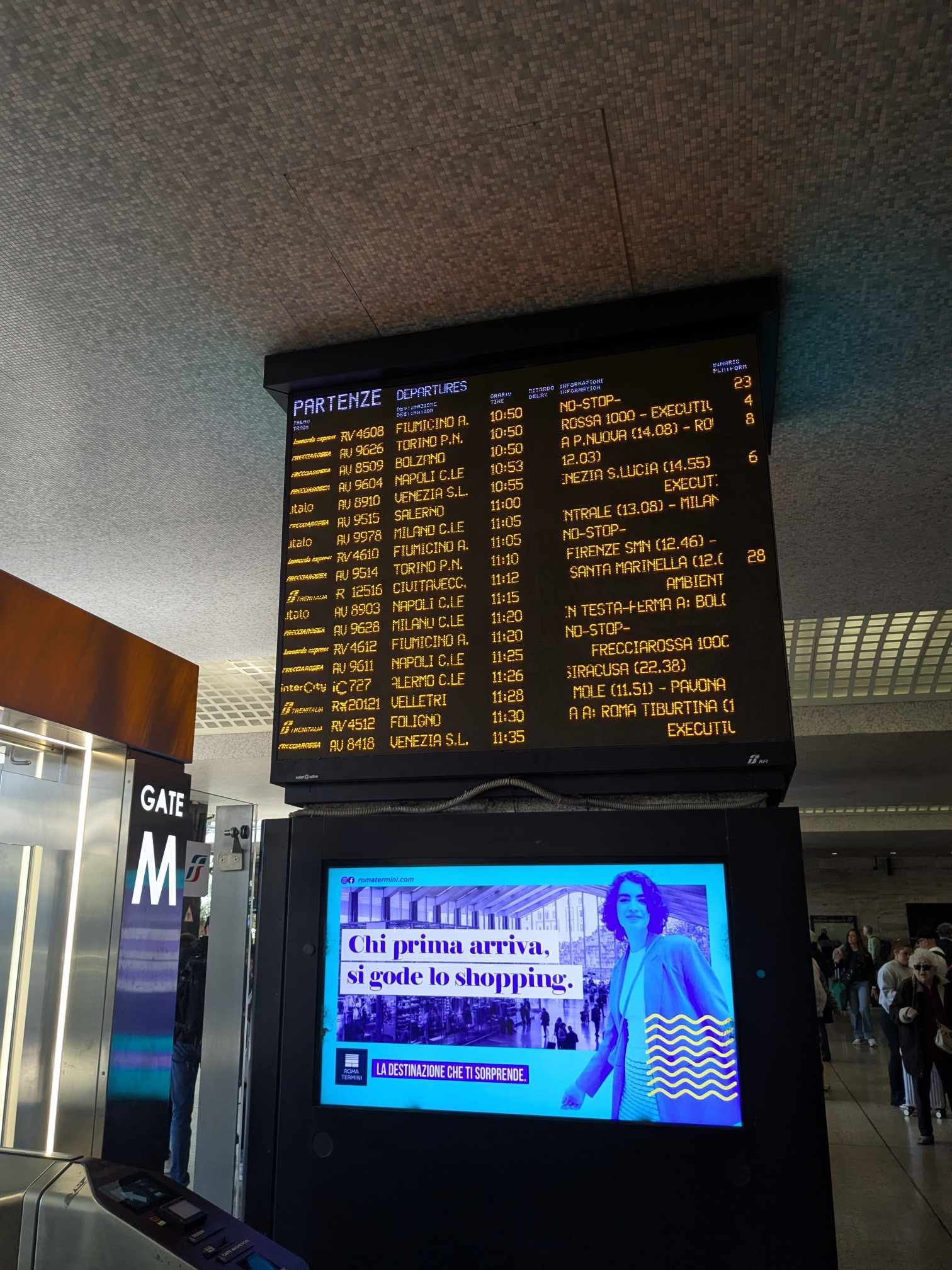Panneau des horaires de train à la gare Rome Termini