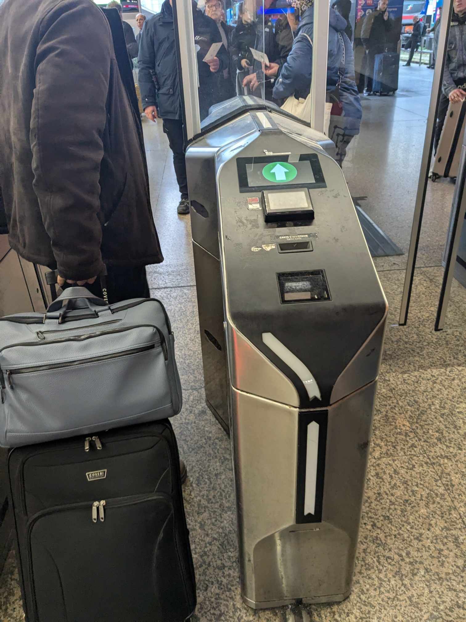 Portique de validation des billets de train à Rome