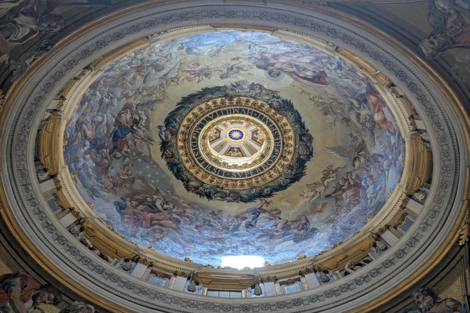 Fresque peinte à l'intérieur d'un petit dôme de la basilique Saint-Pierre
