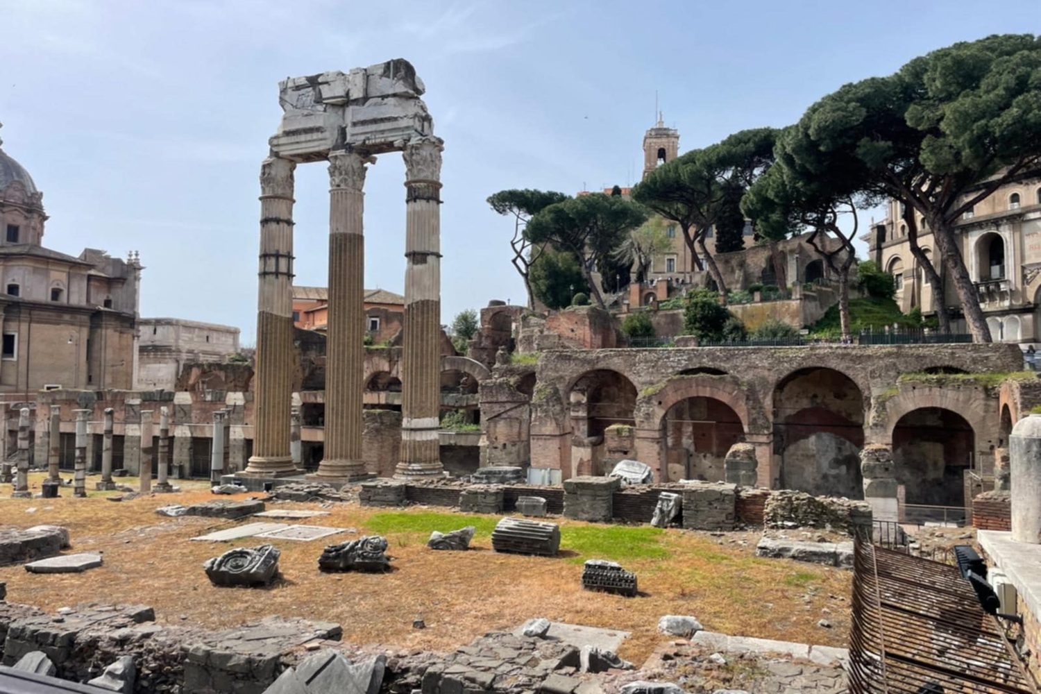 Forum Romain avec le temple des Dioscures