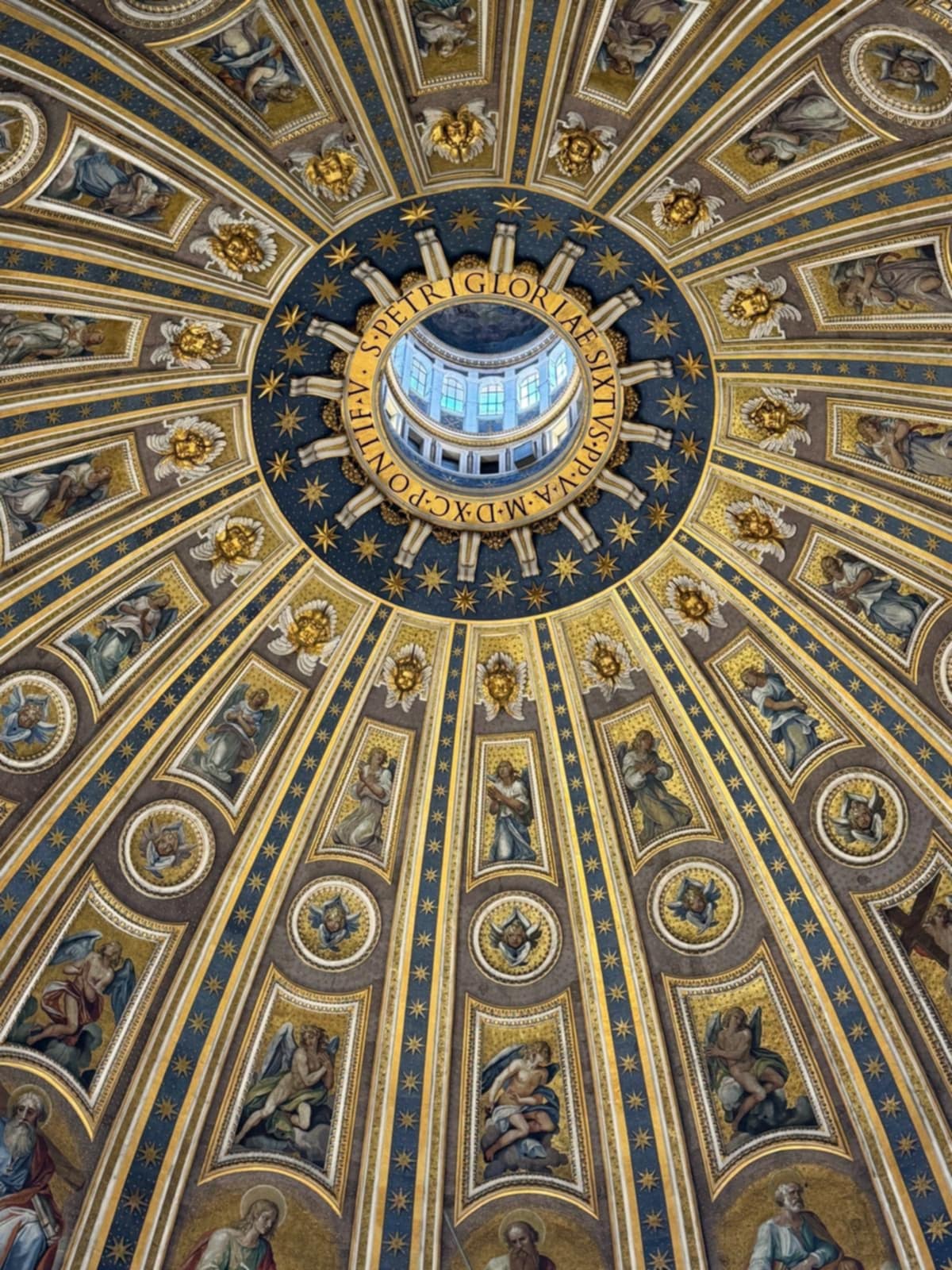 La coupole de la basilique vue de l'intérieur