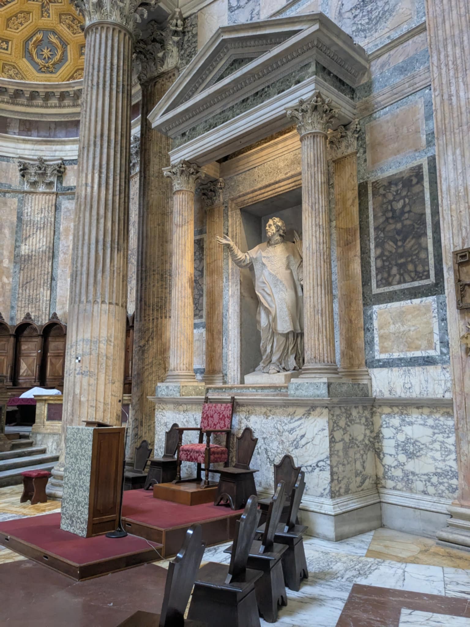 Statue intérieur Panthéon Rome