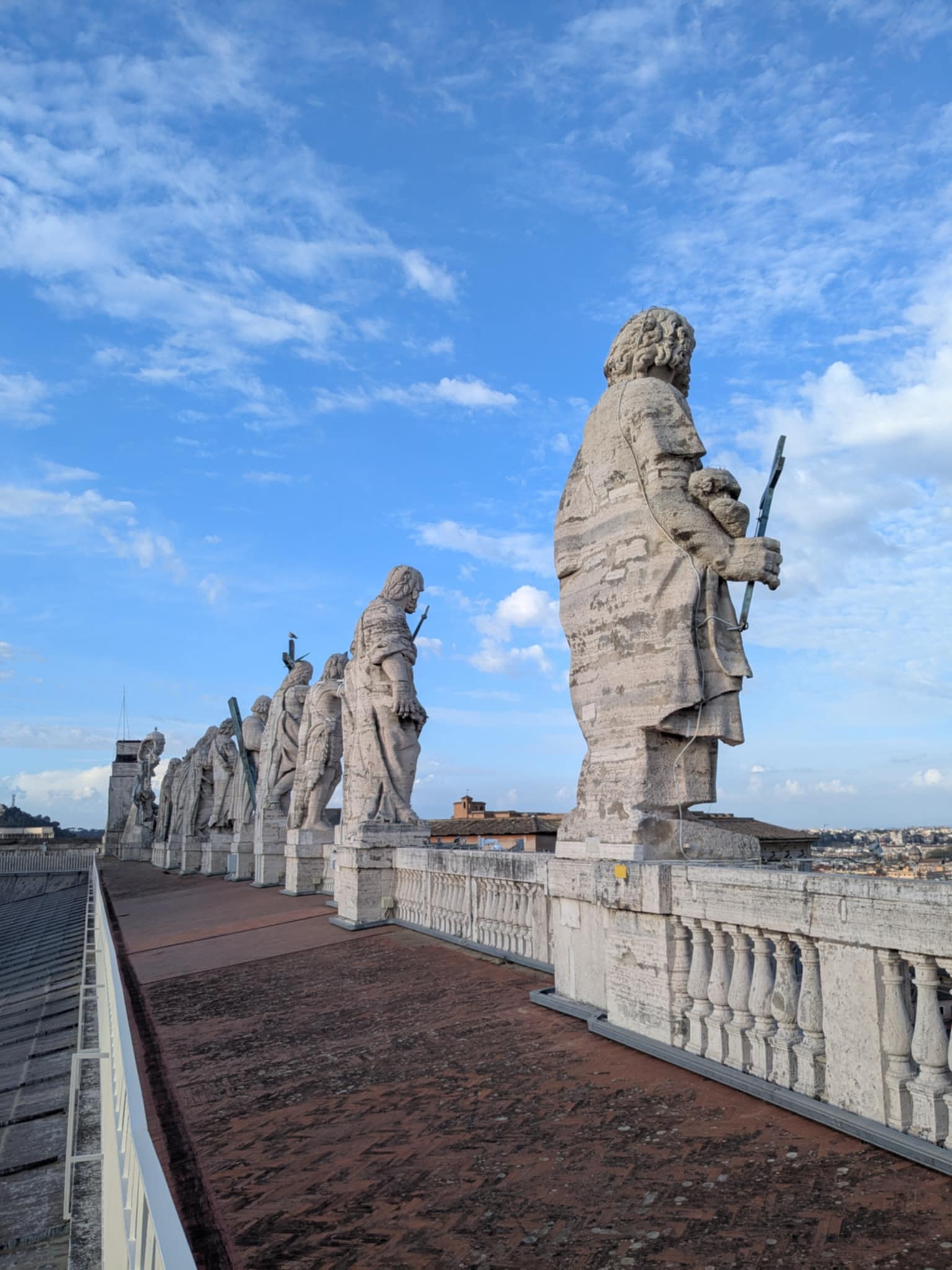 Les statues des saints au-dessus de la basilique Saint-Pierre