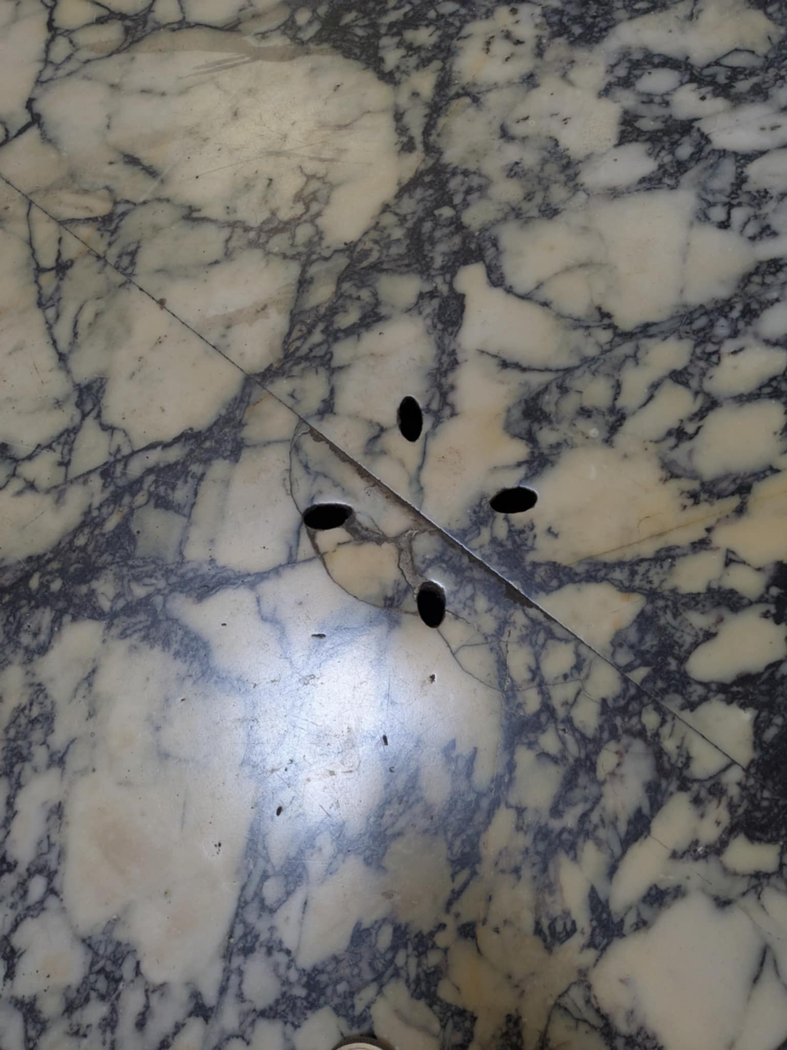 Trous sol à l'intérieur du Panthéon
