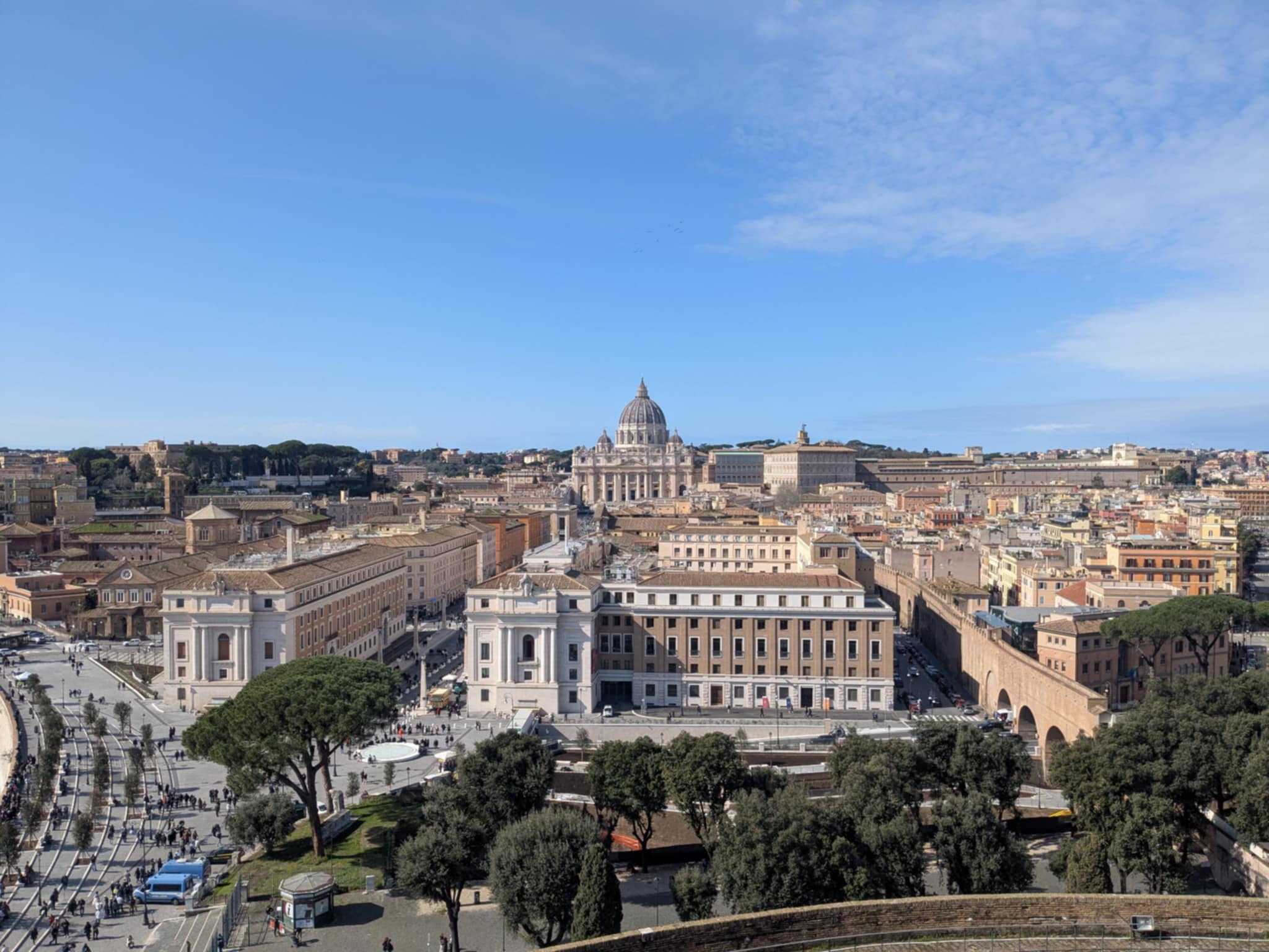 Vue sur la basilique Saint-Pierre depuis la terrasse des Anges du château Saint-Ange