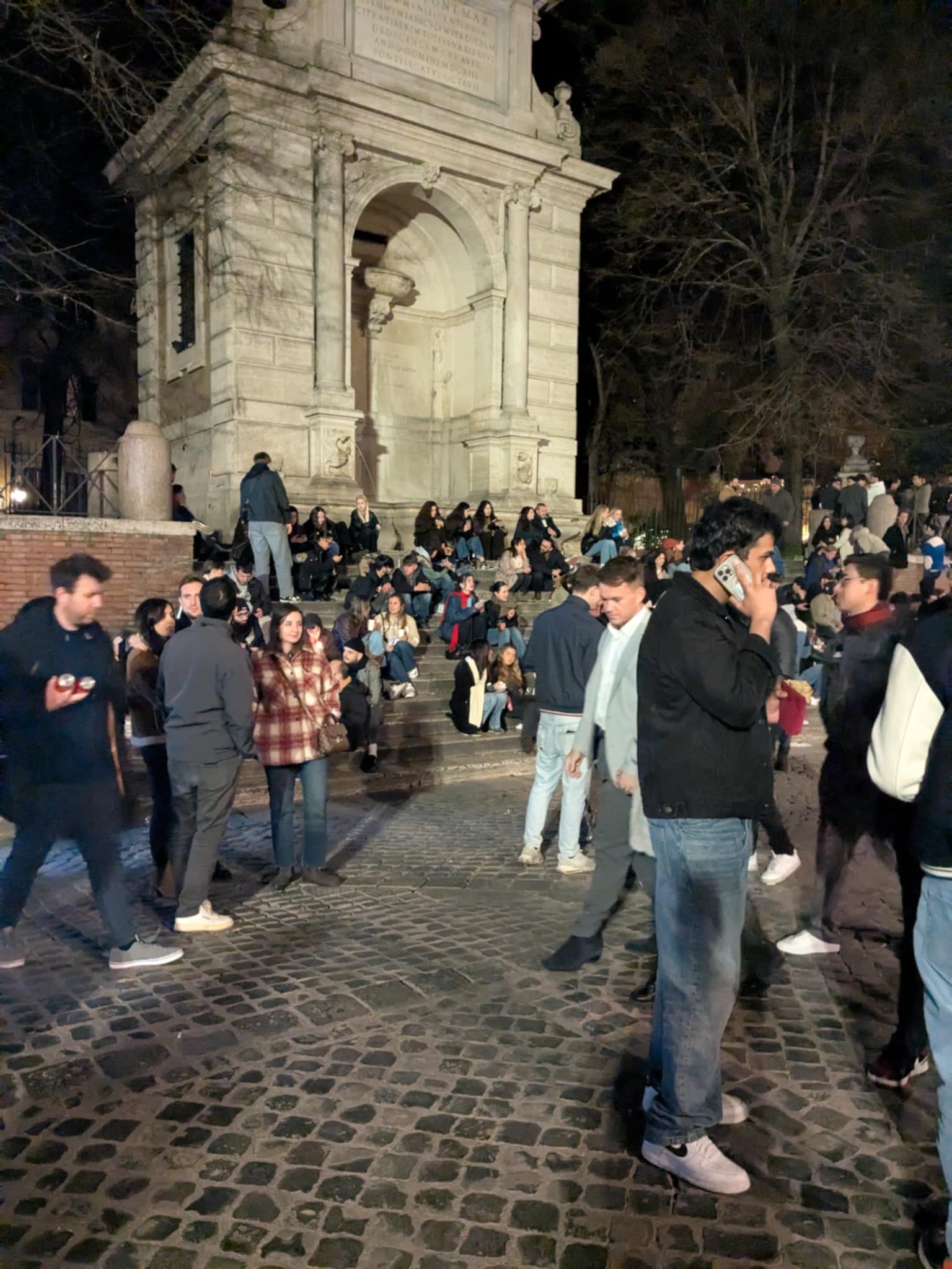 La place Trilussa à Trastevere de nuit