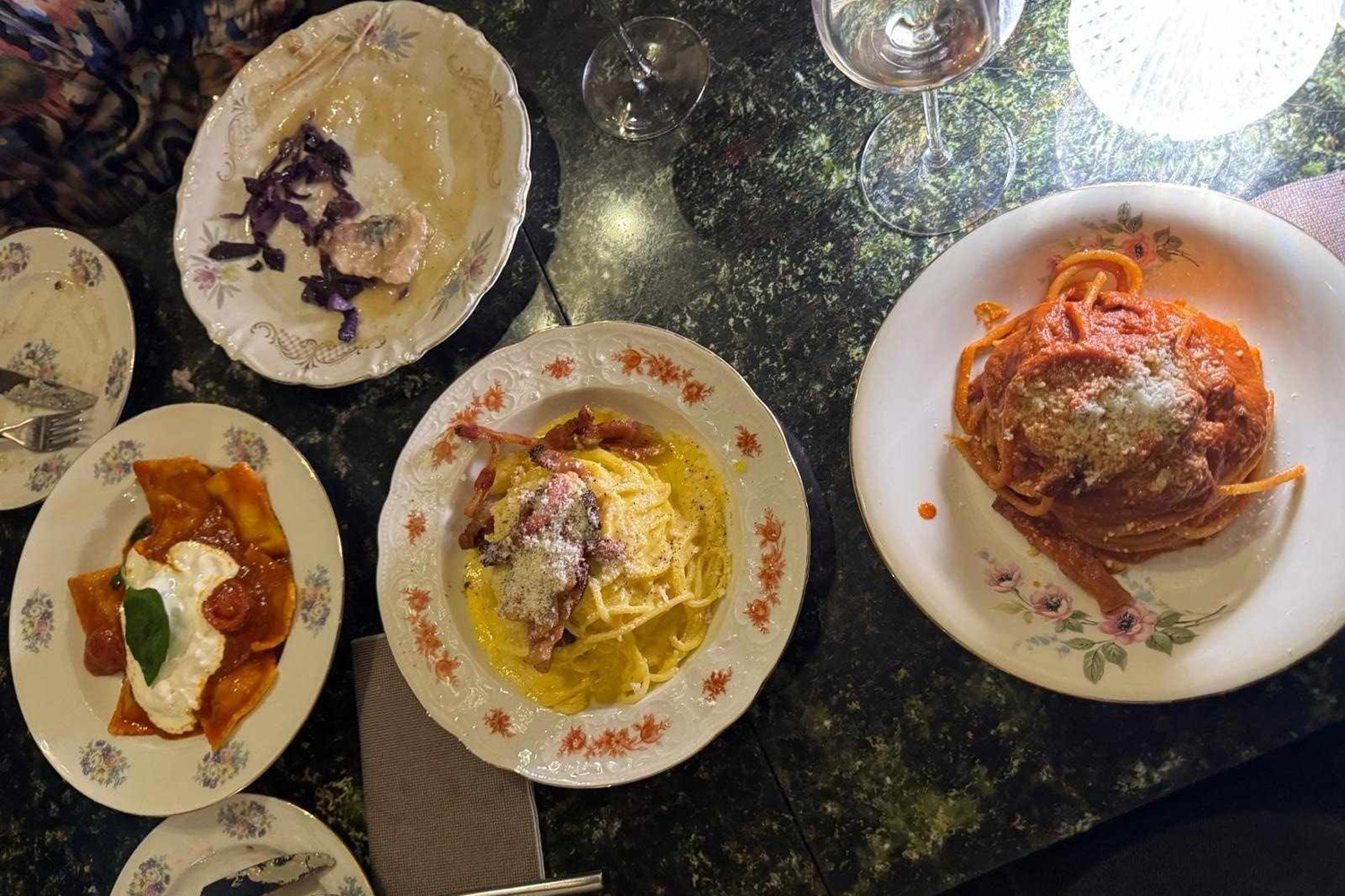 Raviolis, pâtes à la carbonara et à l'amatriciana à Agrodolce