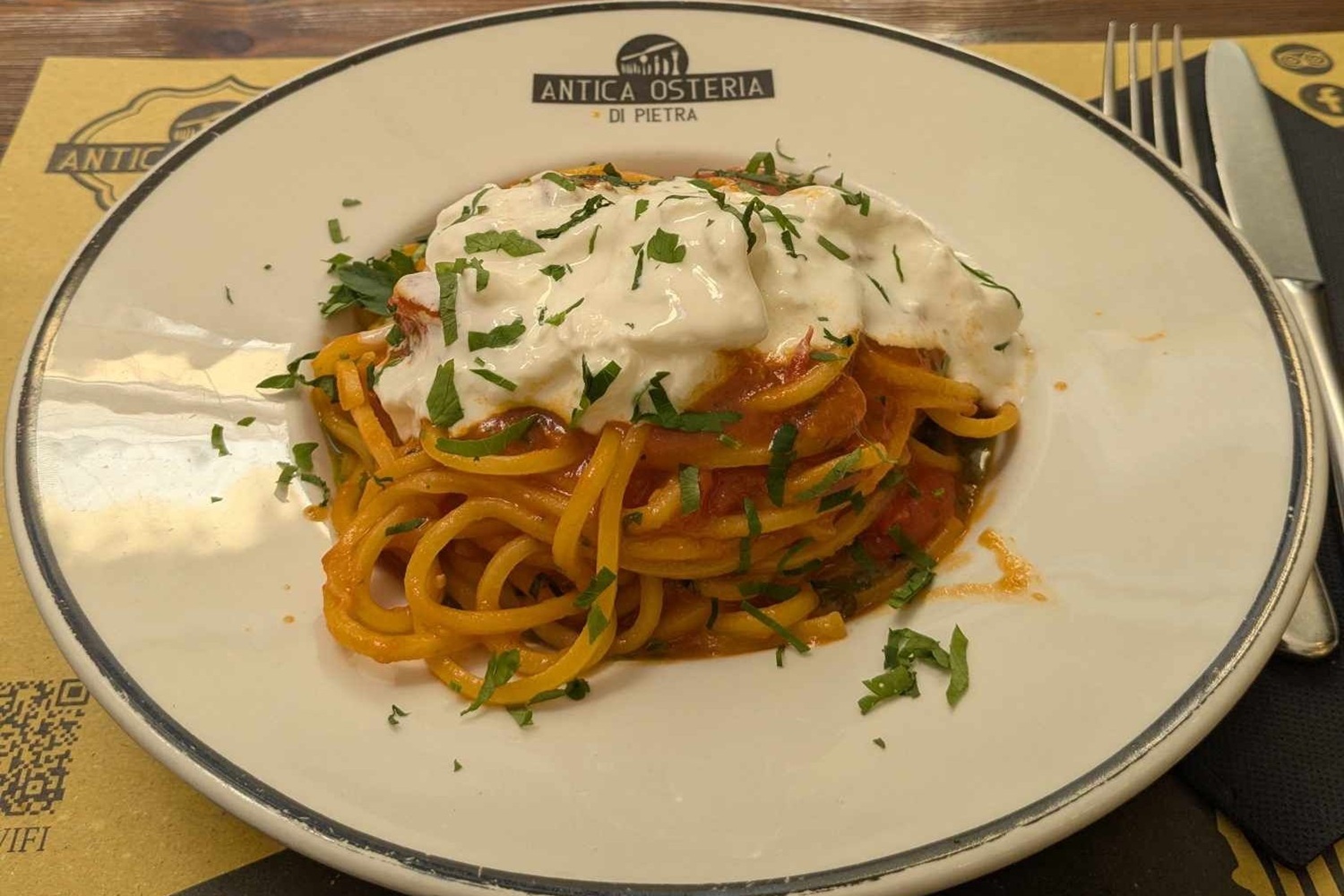 Pâtes sauce tomates datterino straciatella et pesto à l'Antica Osteria di Pietra