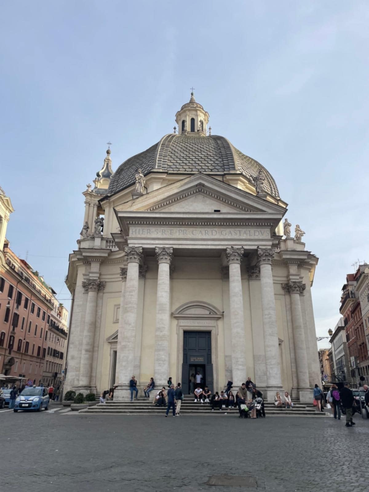 L'une des deux églises jumelles de la place du Peuple
