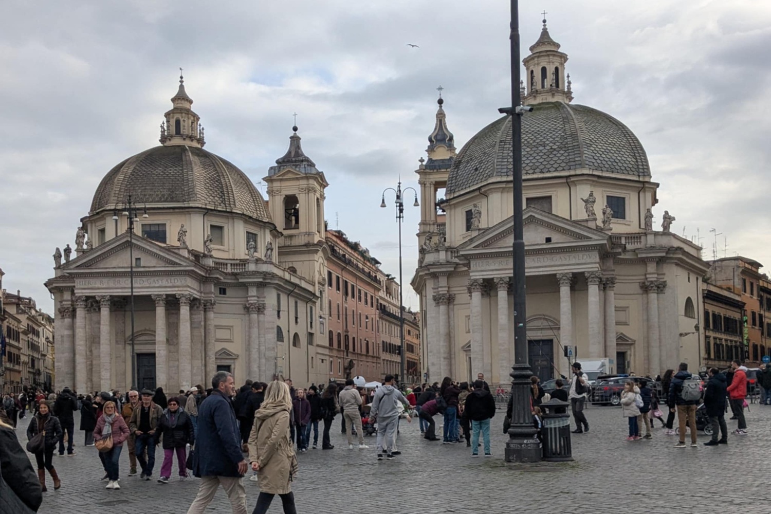 Les églises jumelles sur la place du Peuple à Rome
