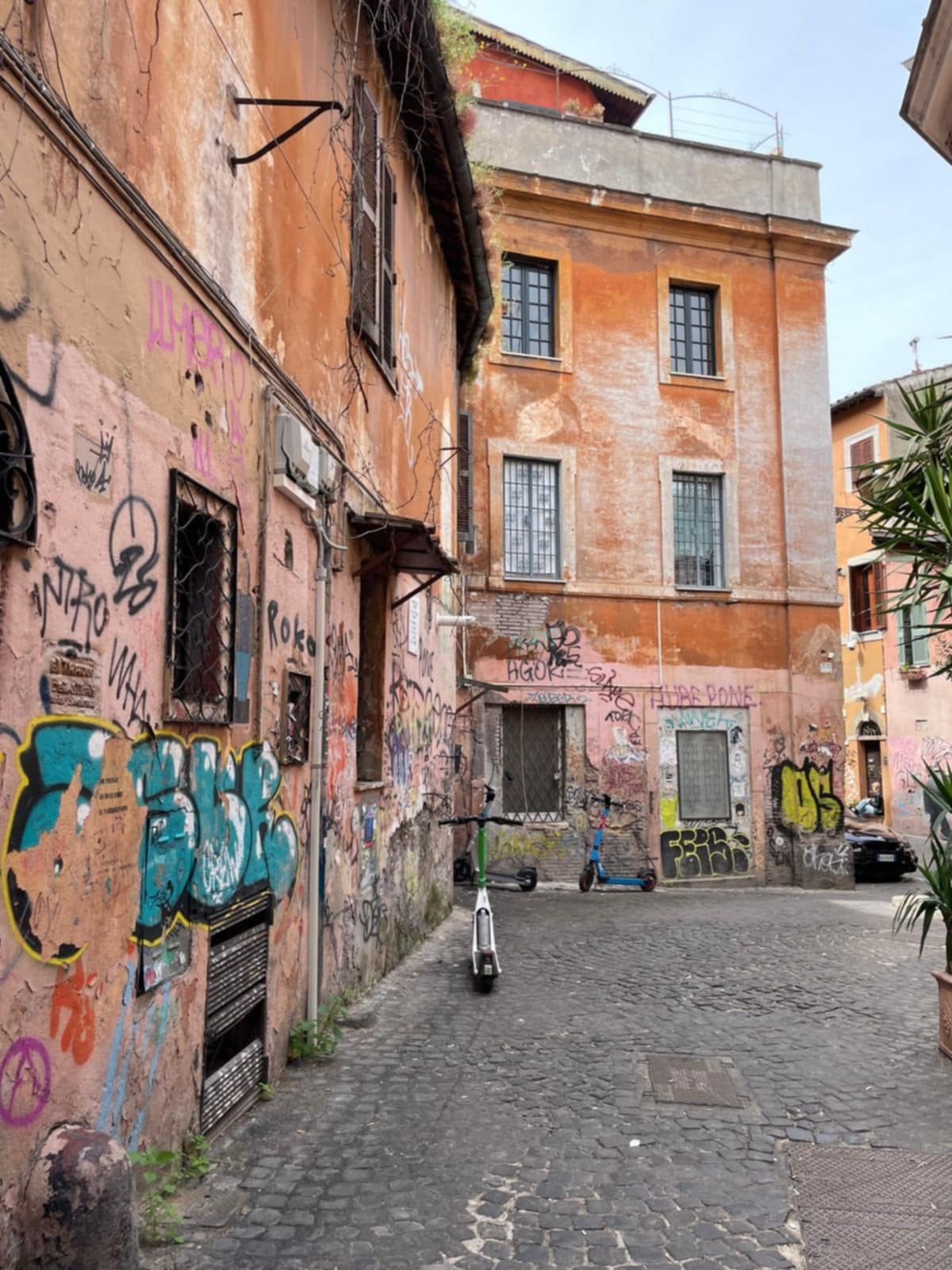 Une ruelle taguée dans le quartier Trastevere