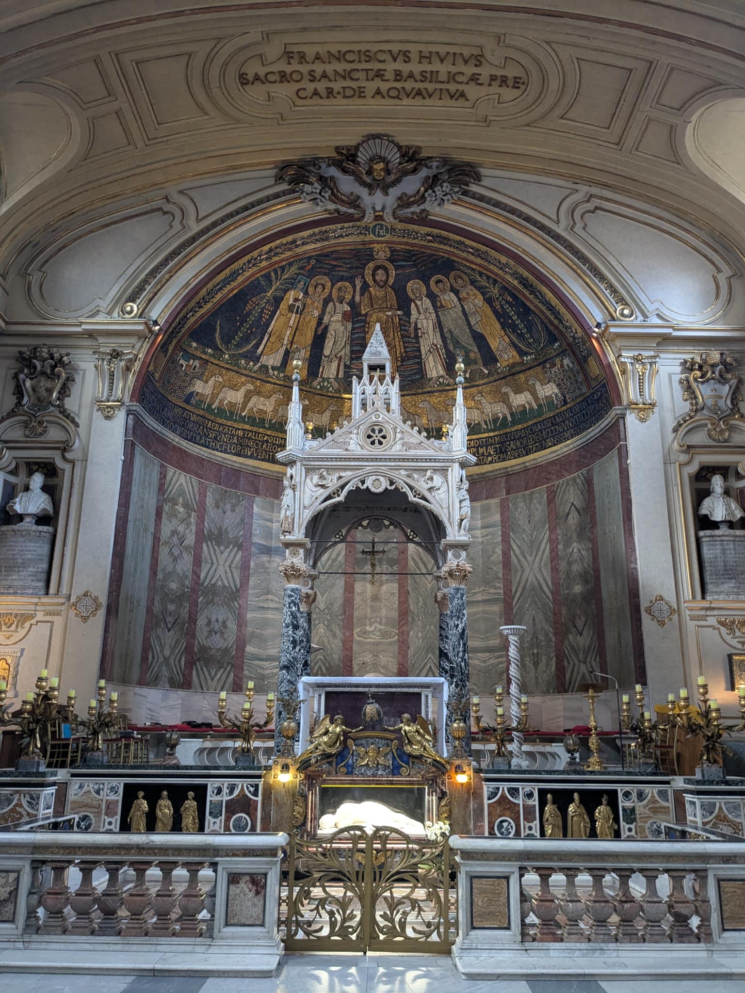 Autel dans la basilique Sainte-Cécile-en-Trastevere