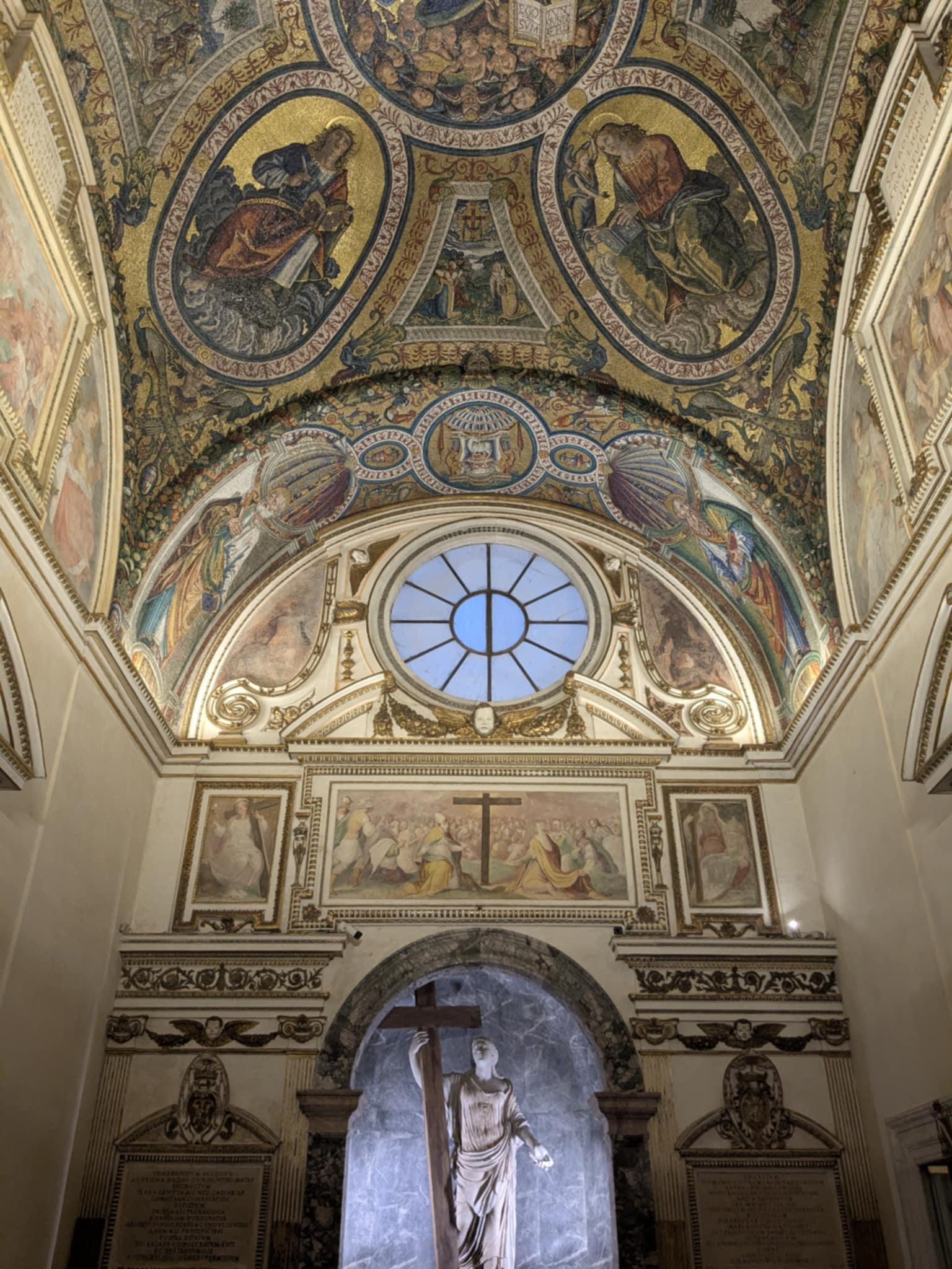 Crypte dans la basilique Sainte-Croix-de-Jérusalem