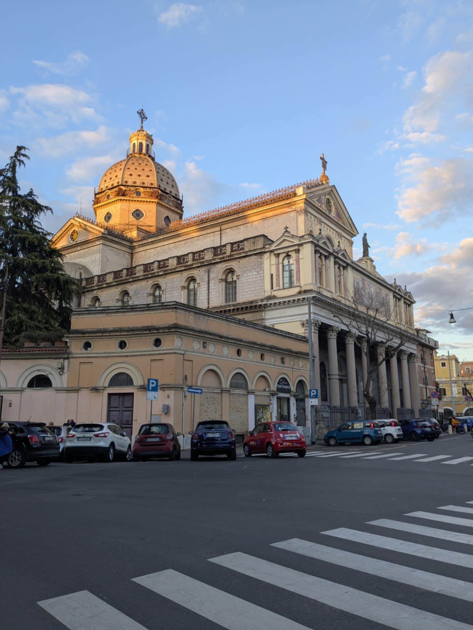 Vue de côté de l'église San Gioacchino in Prati