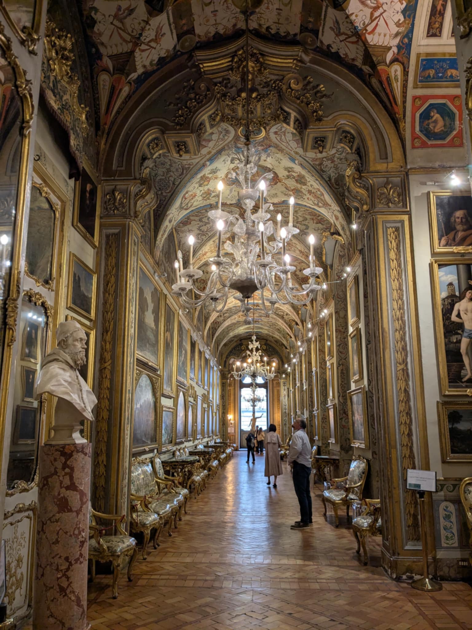 Couloir avec peintures de la galerie Doria Pamphilj