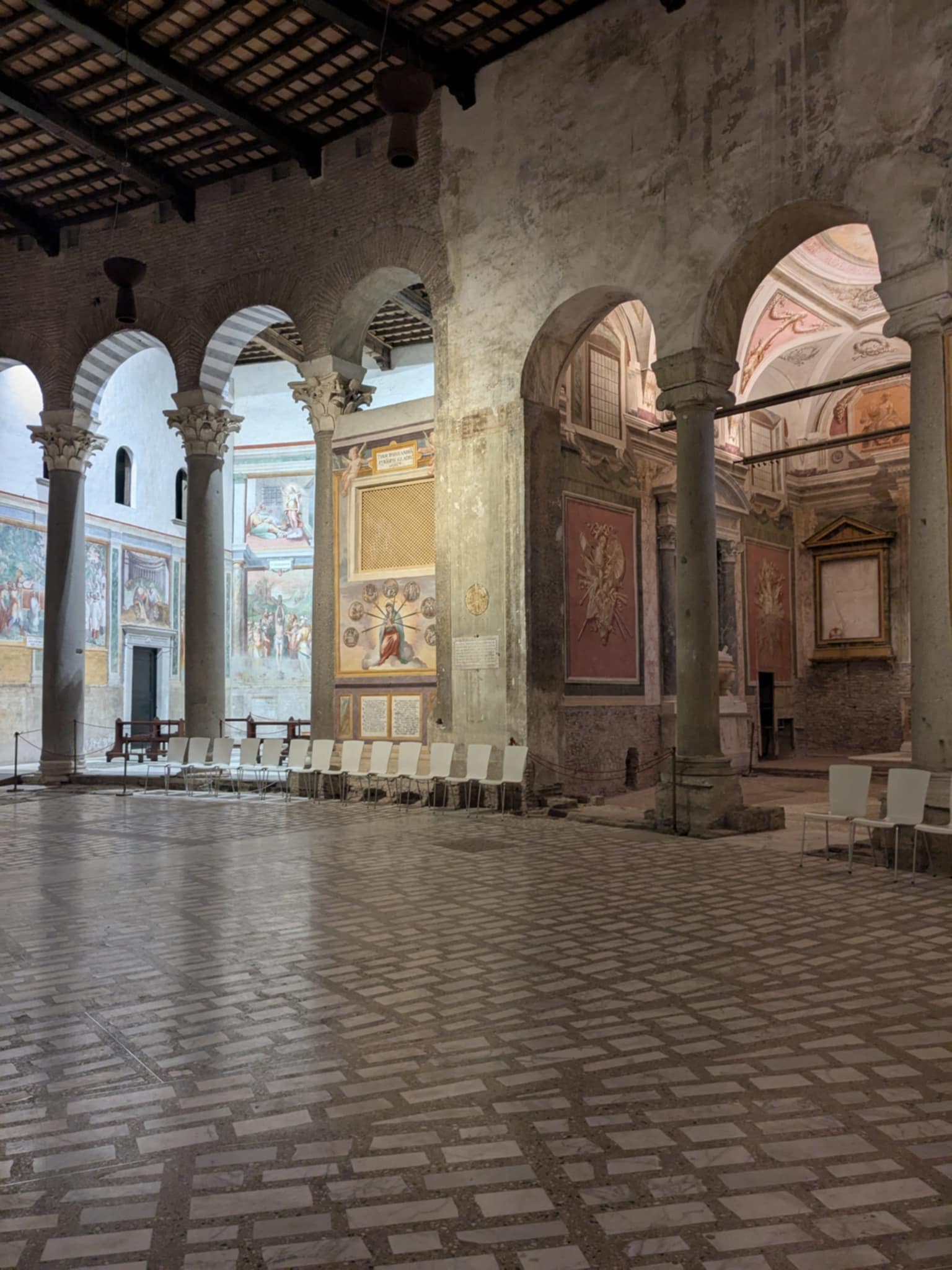 Intérieur de l'église Saint-Étienne-le-Rond