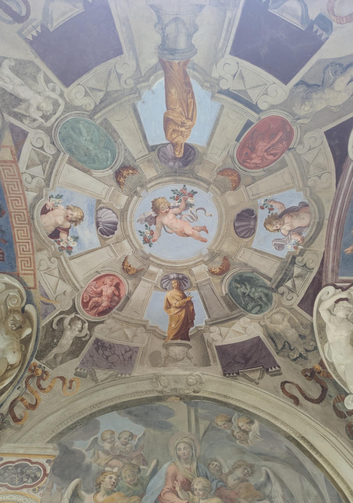 Jolie fresque avec des anges au plafond du cloître de l'église Santa Maria Sopra Minerva