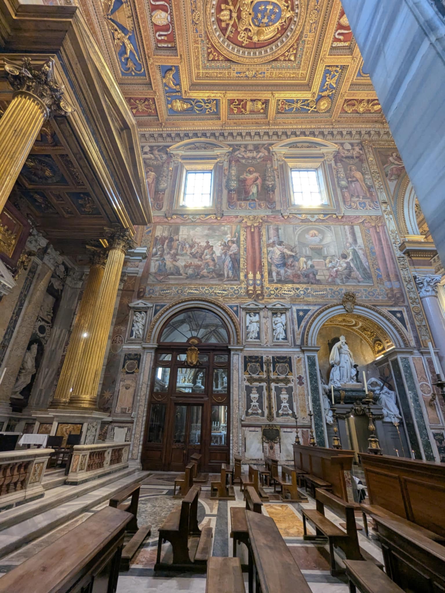 Mosaïque sur les murs à l'intérieur de la basilique Saint-Jean-de-Latran
