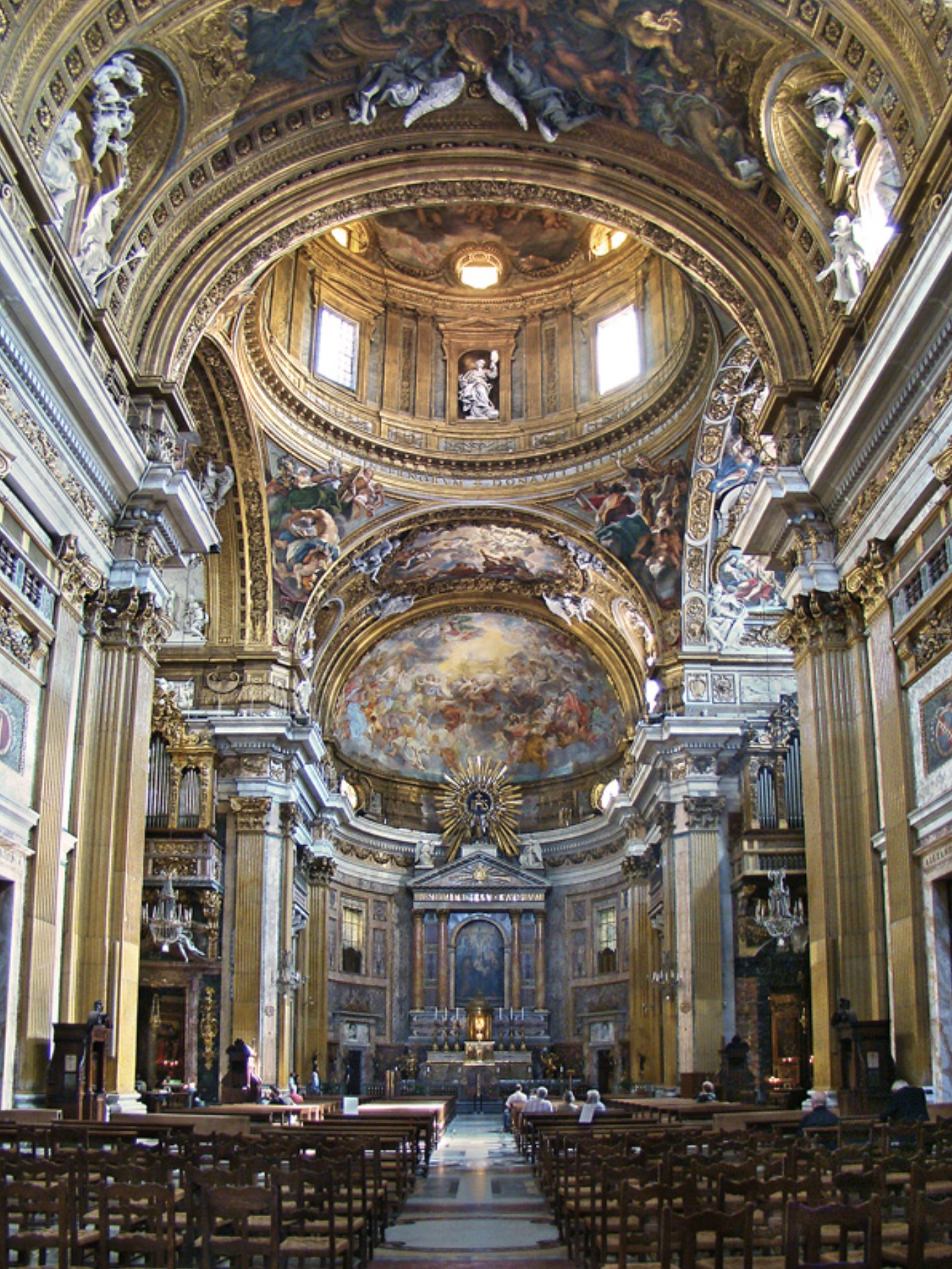La nef de l'église de Gesù de Rome