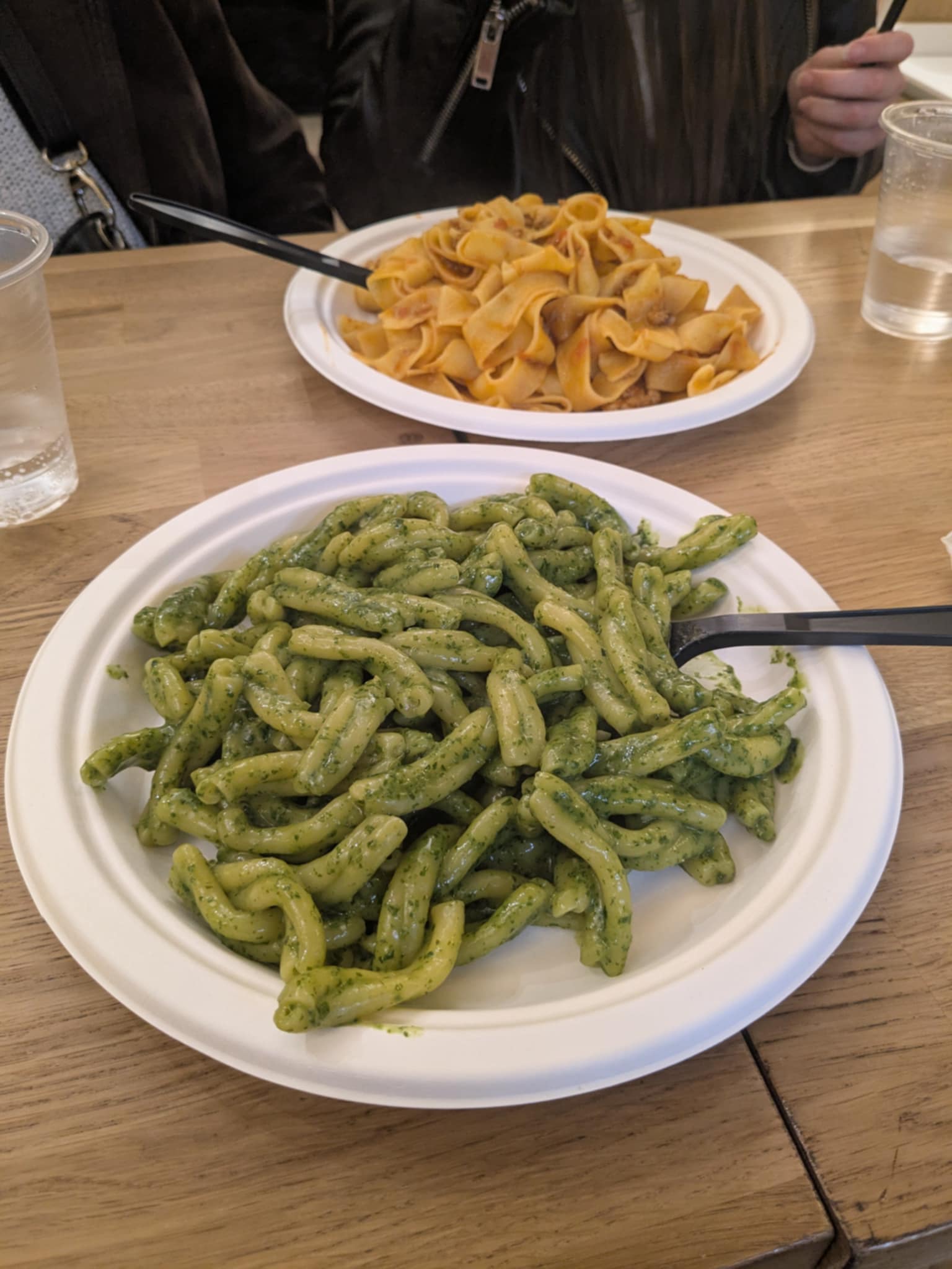 Pâtes au pesto et à la sauce tomate au restaurant Pastasciutta à Rome