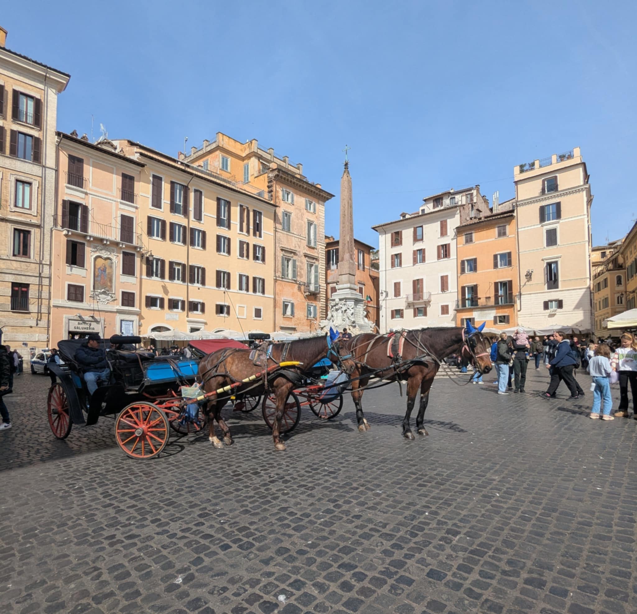 Place de la Rotonde avec un chariot tracté par des chevaux
