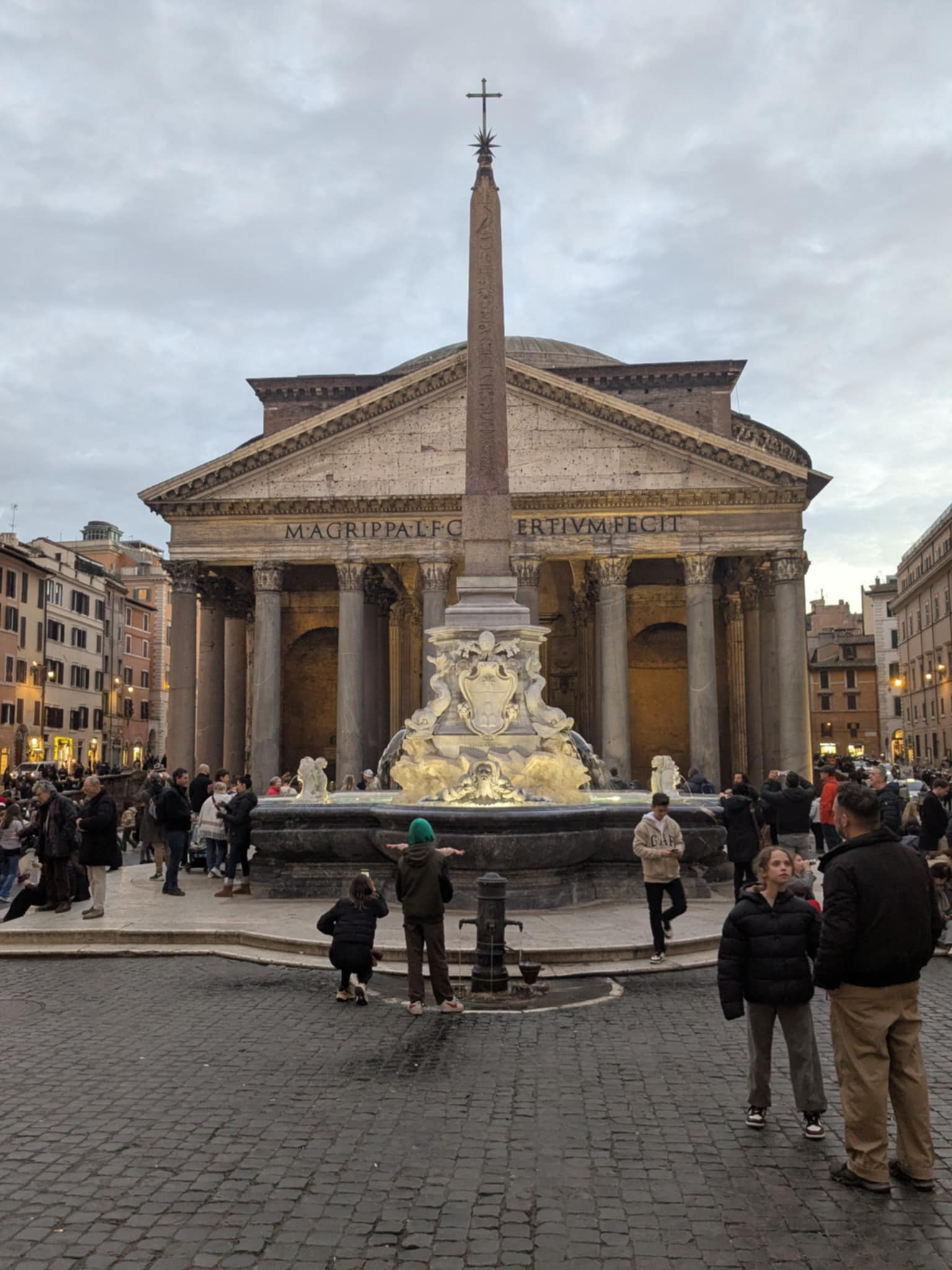 Place de la Rotonde avec le Colisée et la fontaine