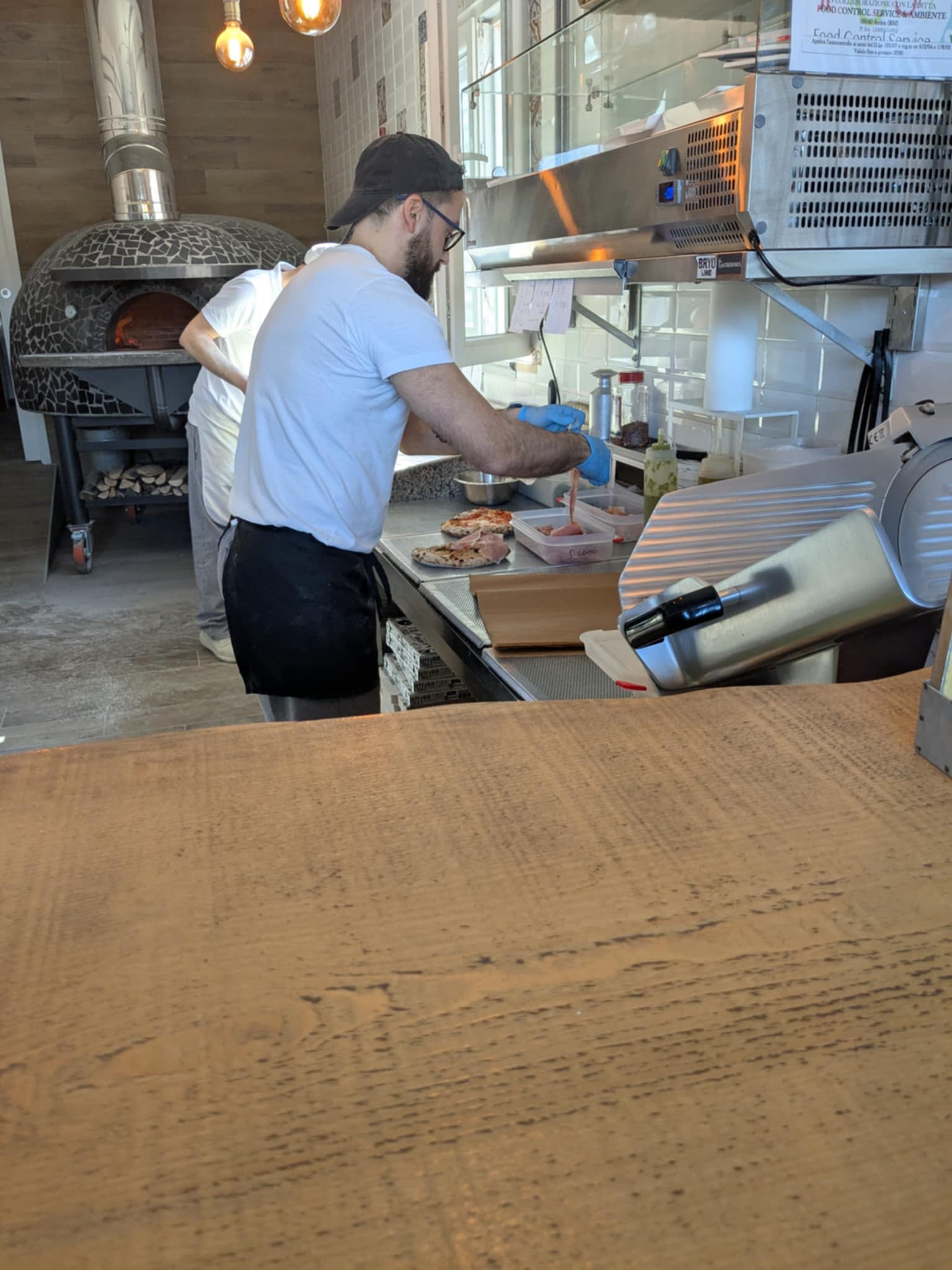 Préparation de pizza à N. Fratelli Nucilli