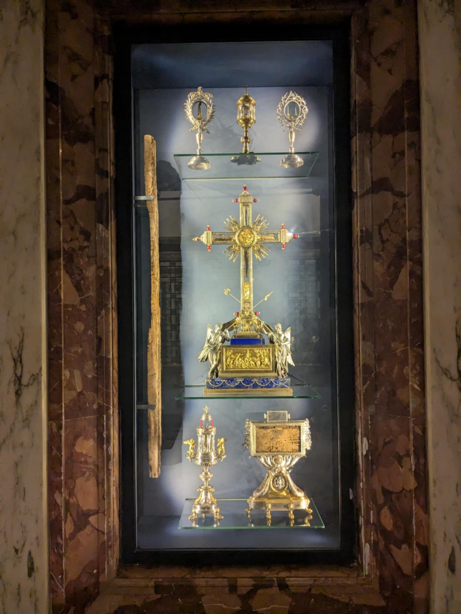 Reliques dans la basilique Sainte-Croix-de-Jérusalem