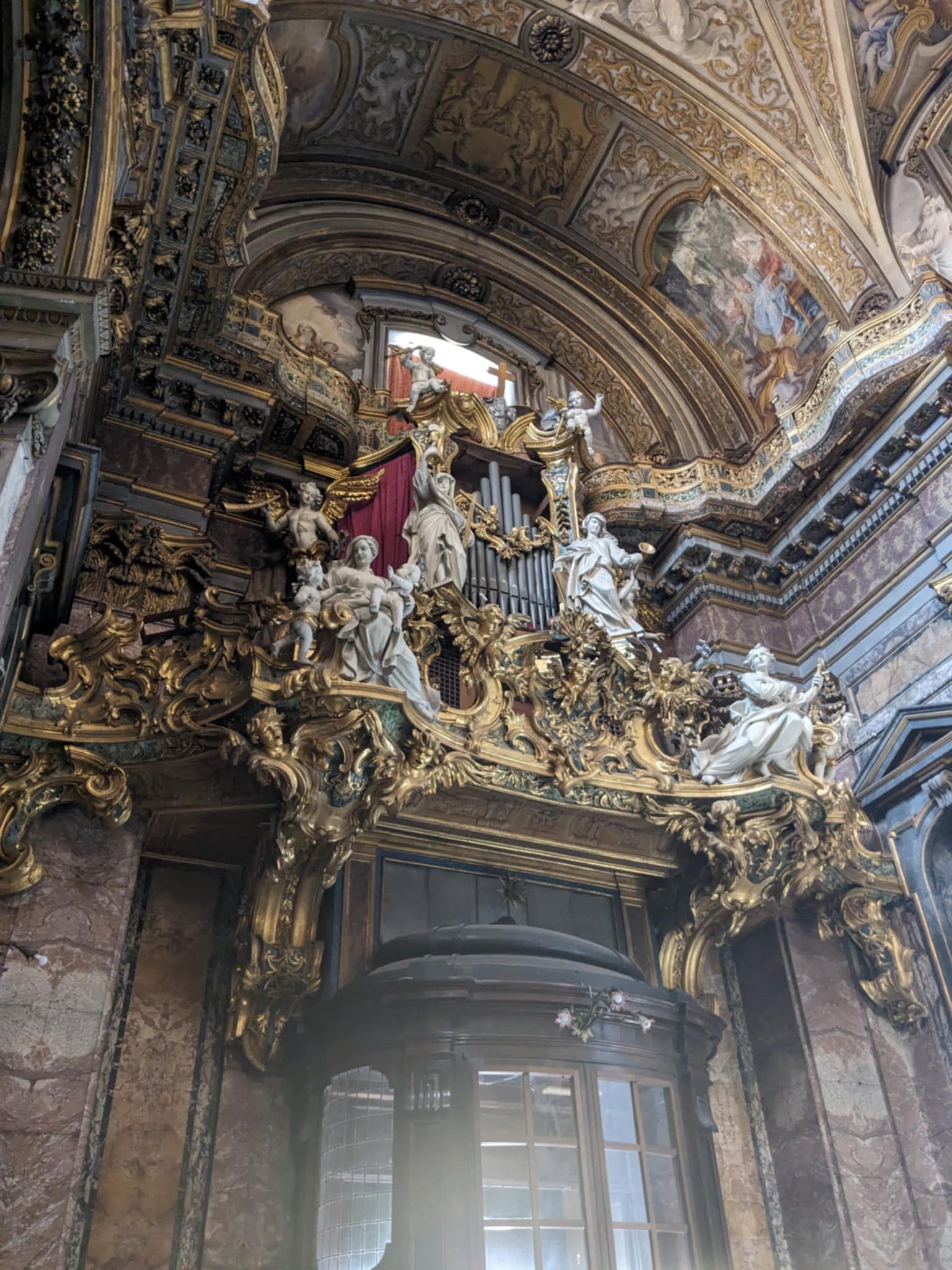 Orgue à l'intérieur de l'église Sainte Marie Madeleine