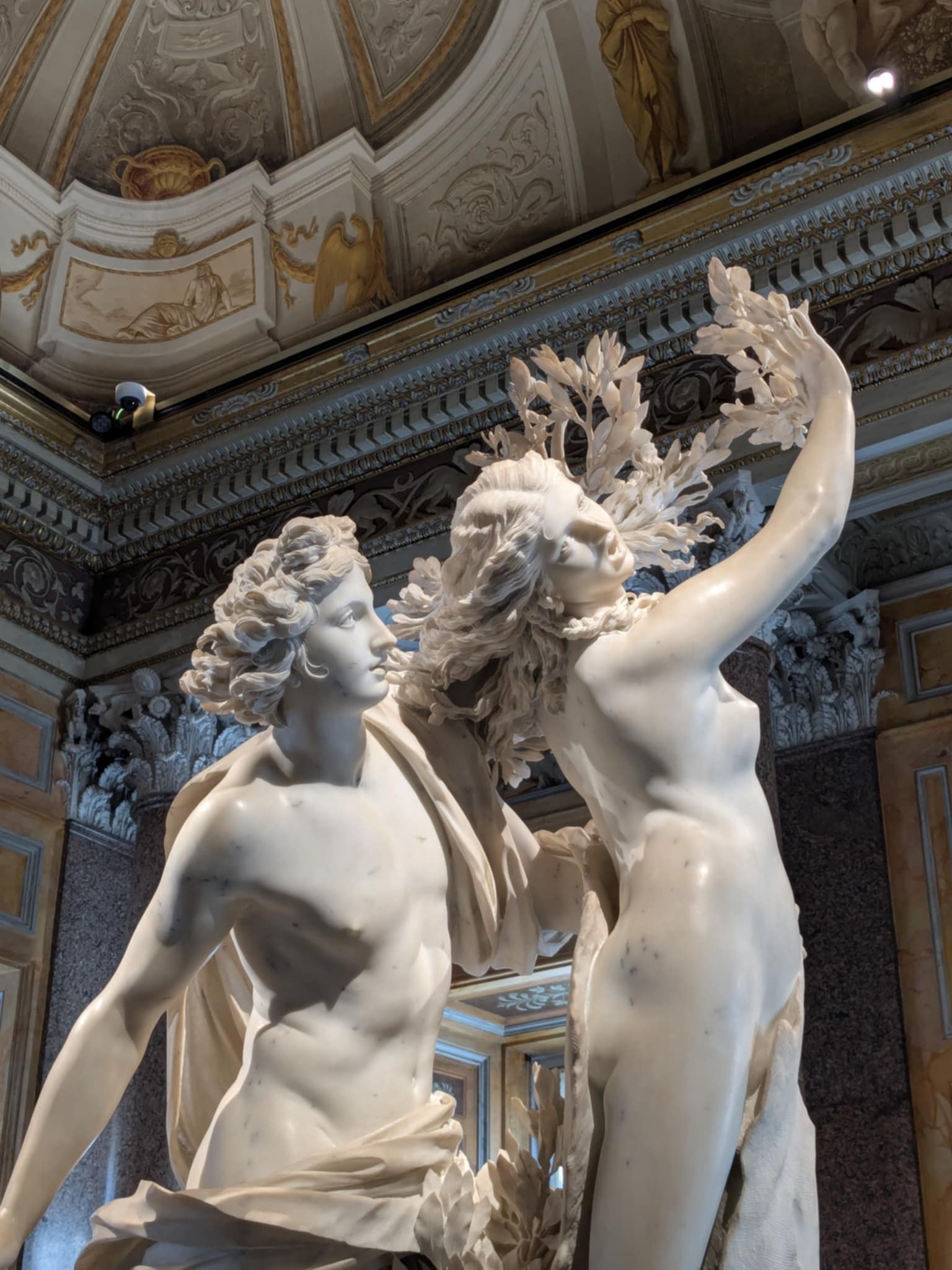 Statue de deux femmes vue de près à la galerie Borghèse