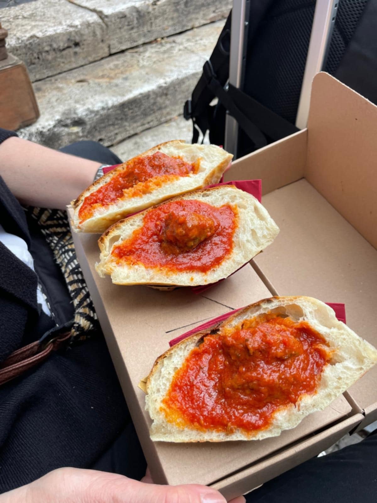 Trois sandwichs Trapizzino à la boulette de viande et sauce tomate