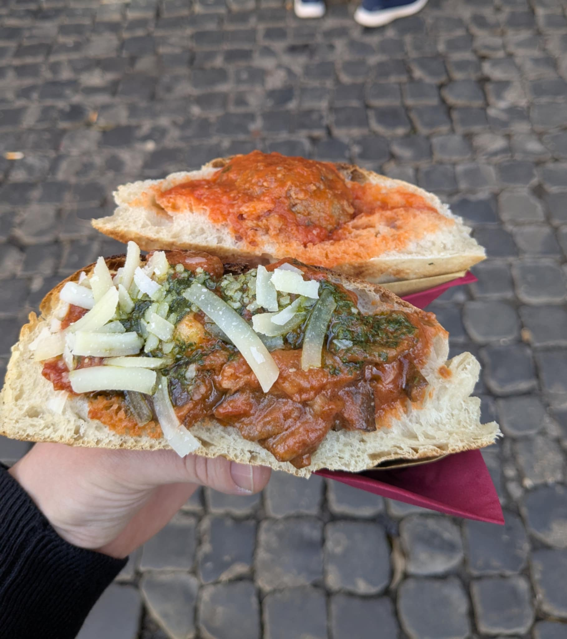 Deux sandwichs Trapizzino à la boulette de viande et aubergine 