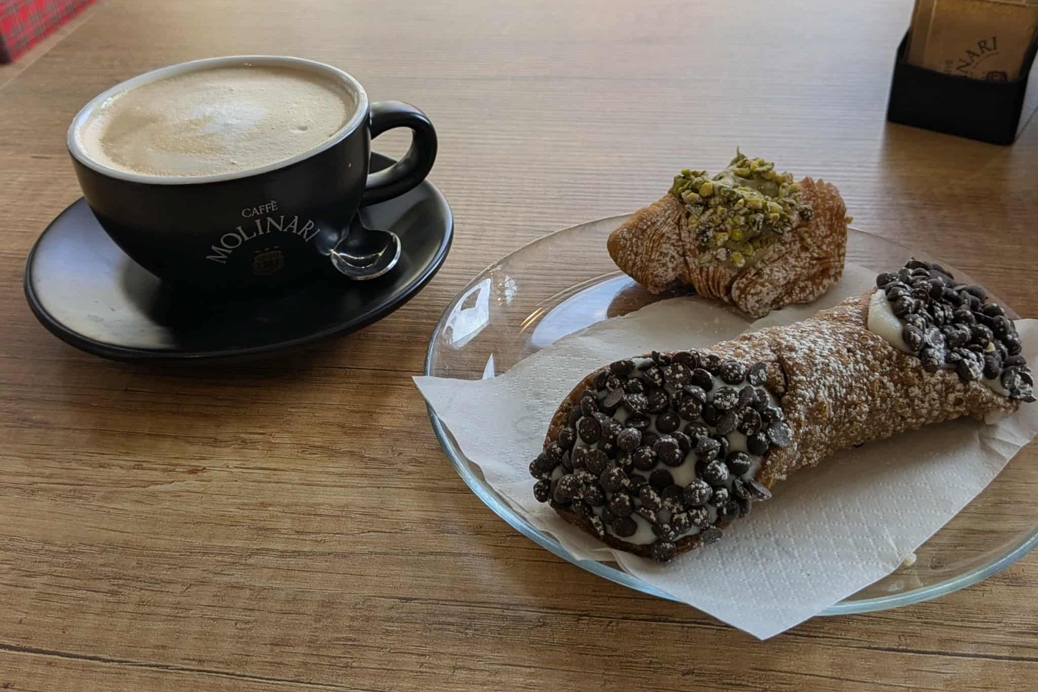 Cannolo au chocolat avec un café