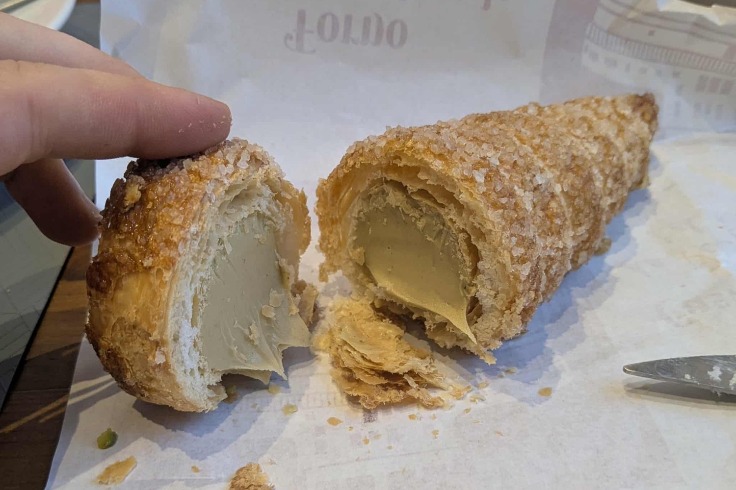 Cornet de pistache coupé en deux