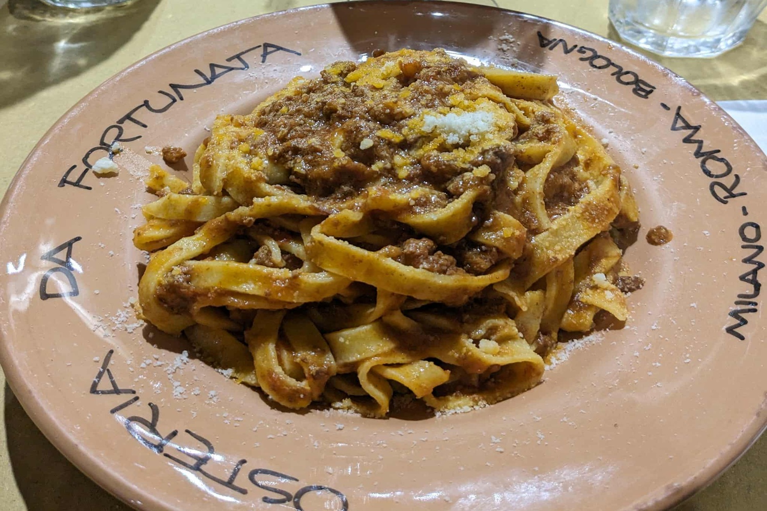 Pâtes à la bolognaise au restaurant l'Osteria da Fortunata