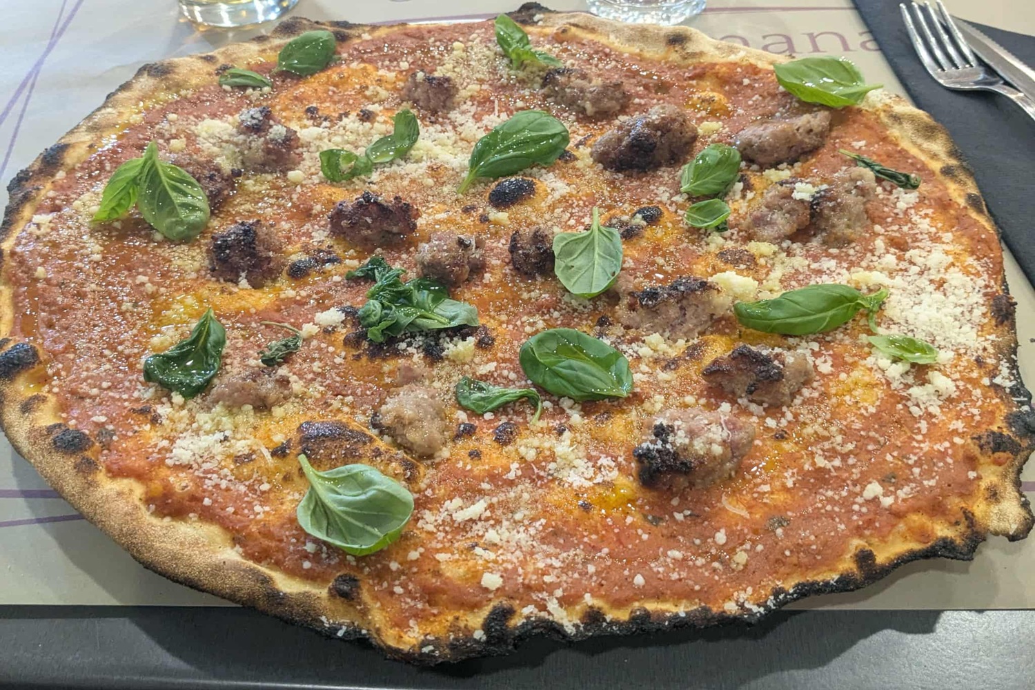 Une pizza romaine aux boulettes de viande