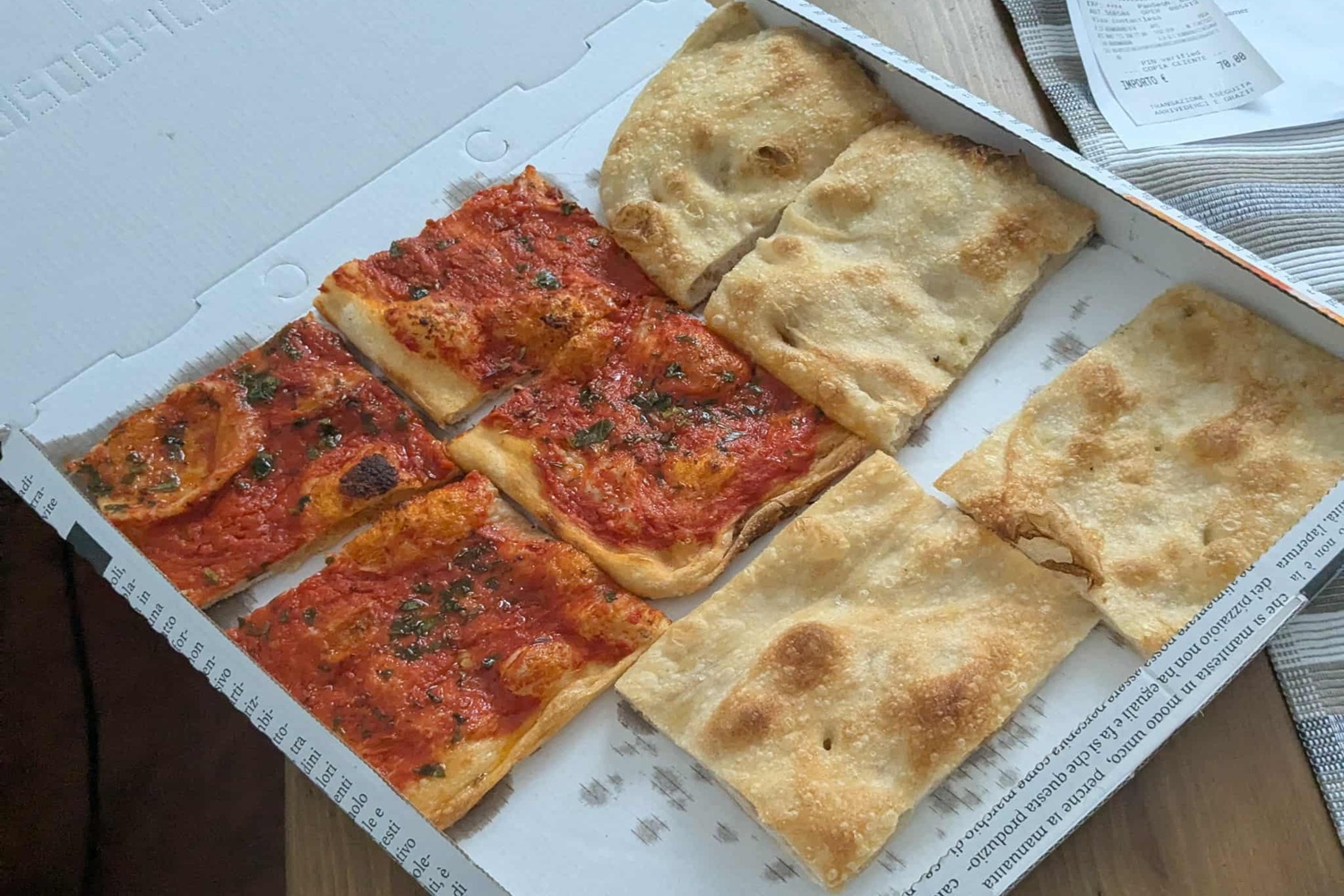Pizza blanche et tomate à la part
