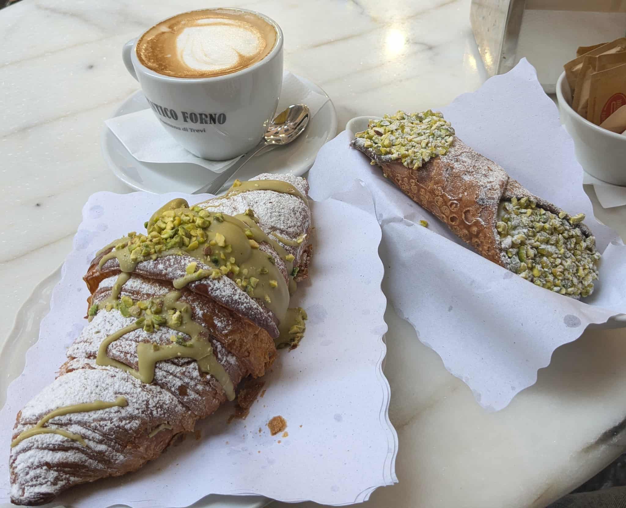 Croissant et cannolo à la pistache à l'Antico Forno di Trevi
