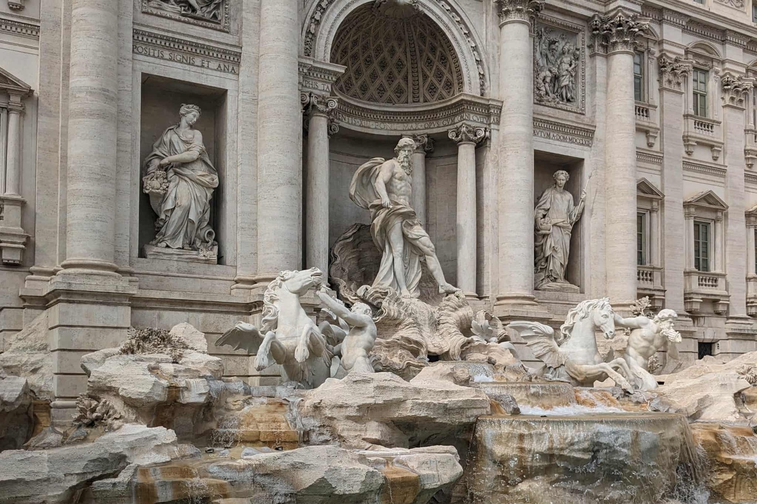 Le dieu Océan trône au centre de la fontaine de la Trévi
