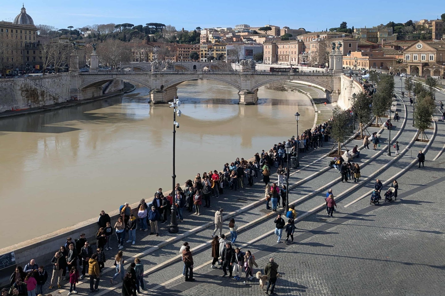File d'attente devant le château Saint-Ange lors du dimanche gratuit