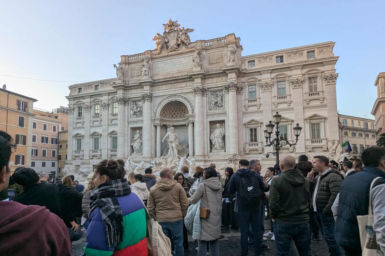 La fontaine de Trévi envahie par la foule