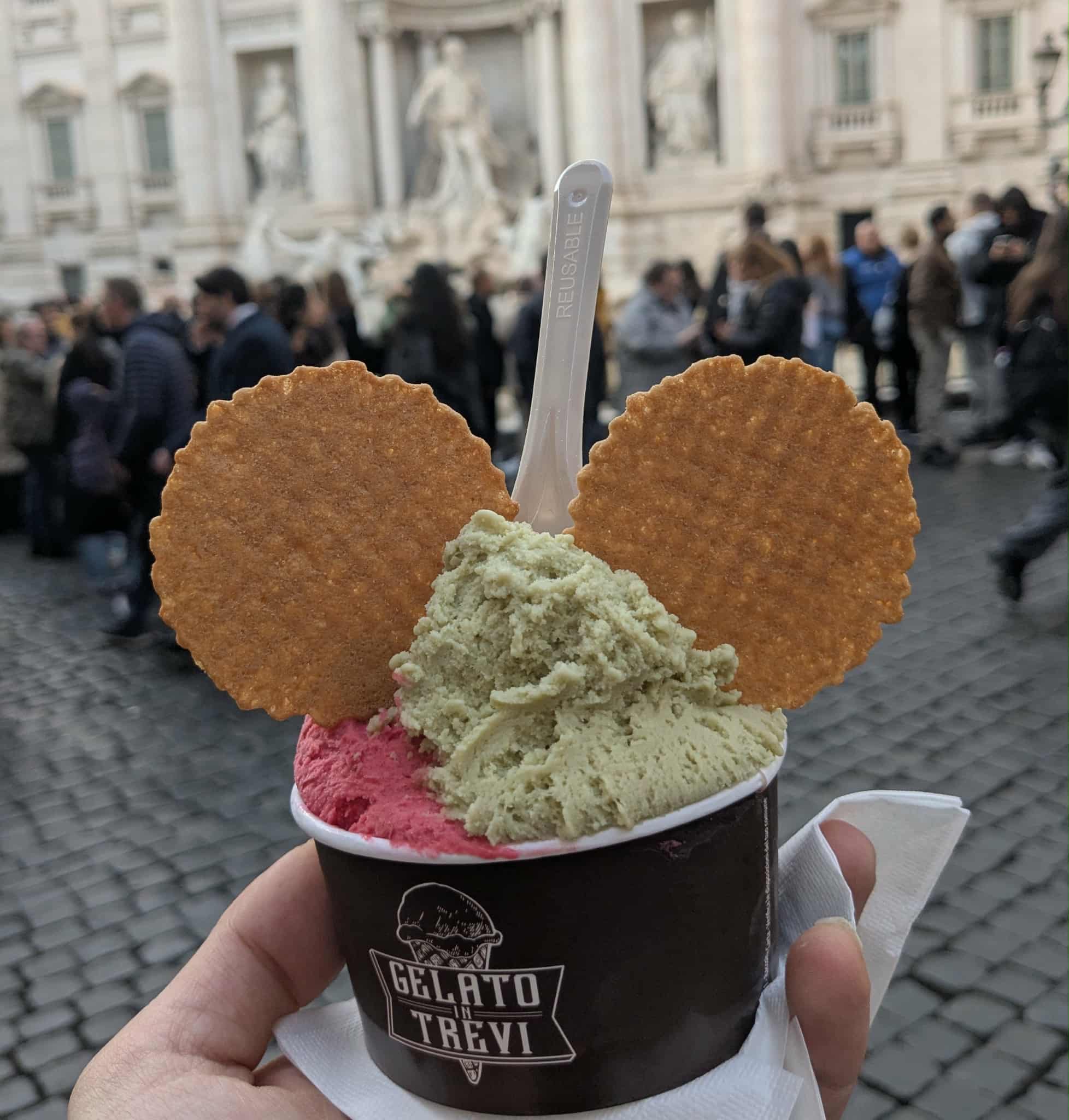 Glace Gelato in Trevi devant la fontaine