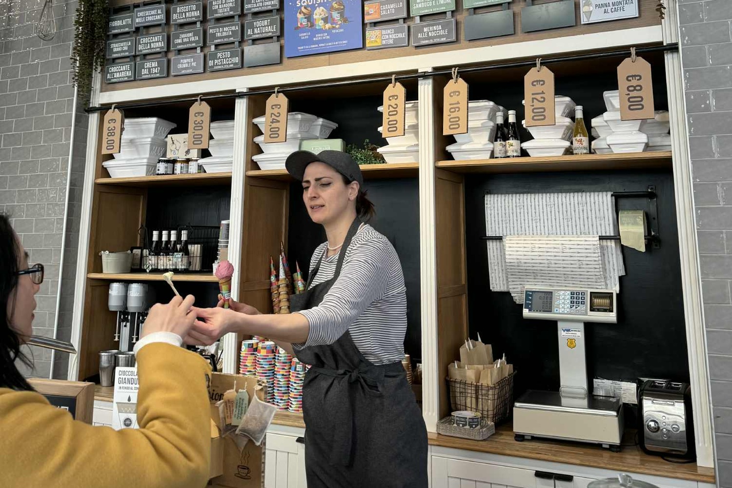 Une serveuse qui prépare une glace à la Romana