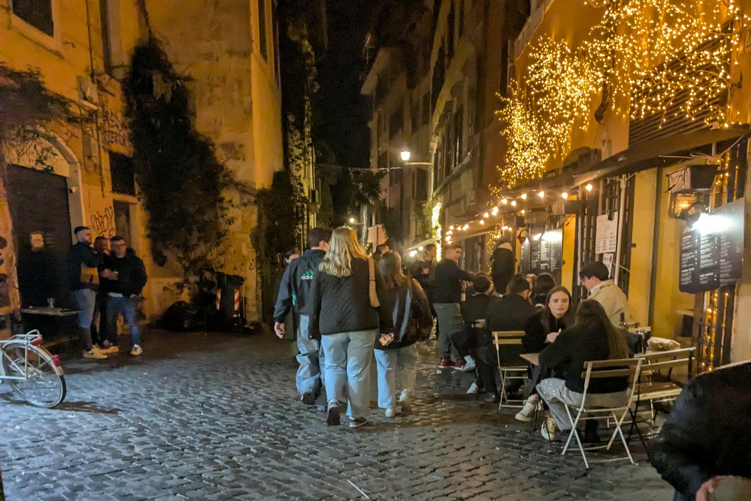 Bar et ambiance nocturne dans une rue de Trastevere
