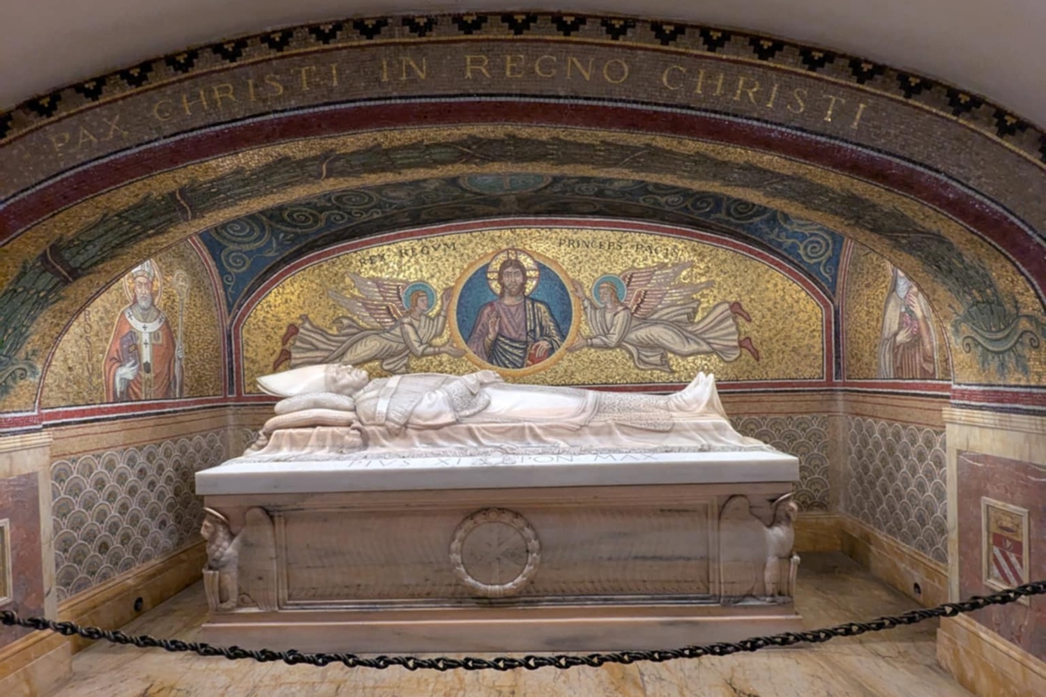 Tombe de pape avec décor doré dans les grottes vaticanes de la basilique Saint-Pierre