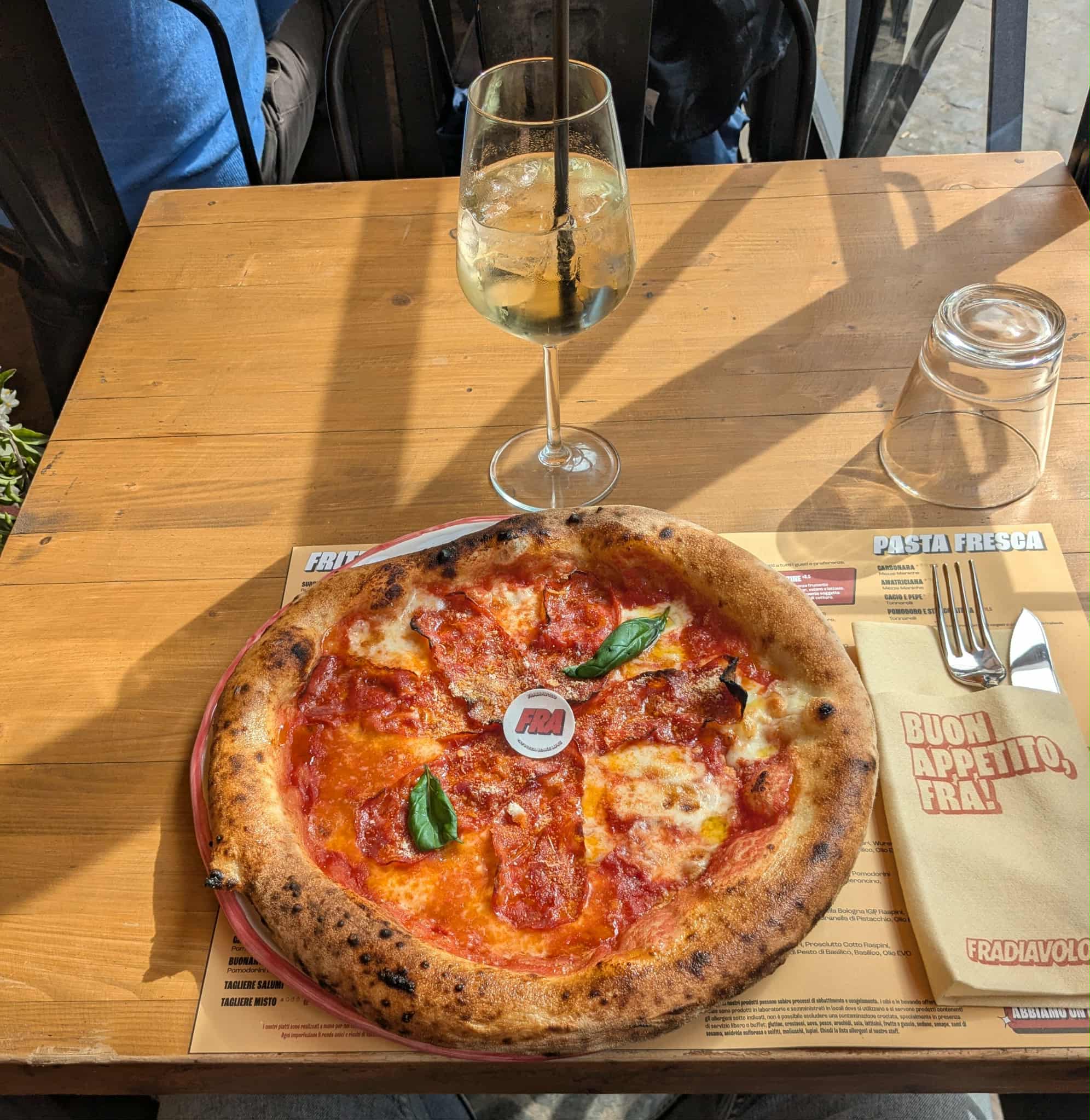 Une pizza et un verre d'Ugo Spritz au restaurant Fradiavolo à Rome