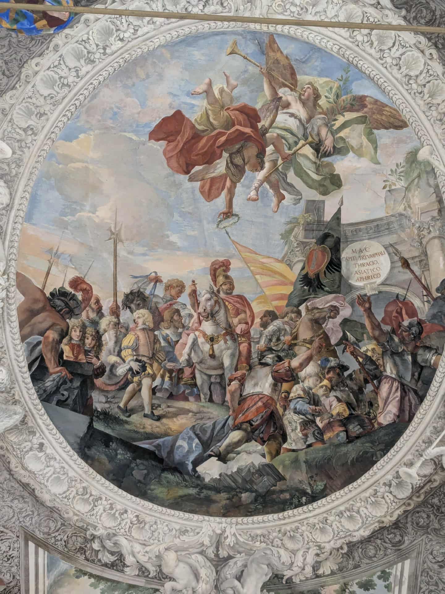 Fresque au plafond de la grande galerie des colonnes