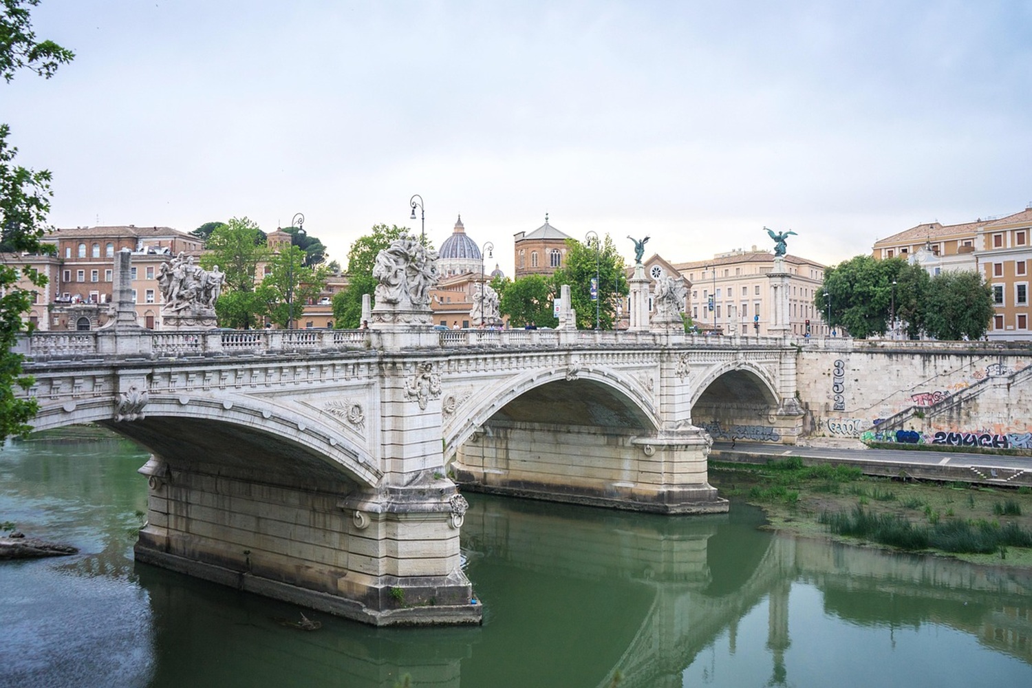 Un pont sur le Tibre à Rome