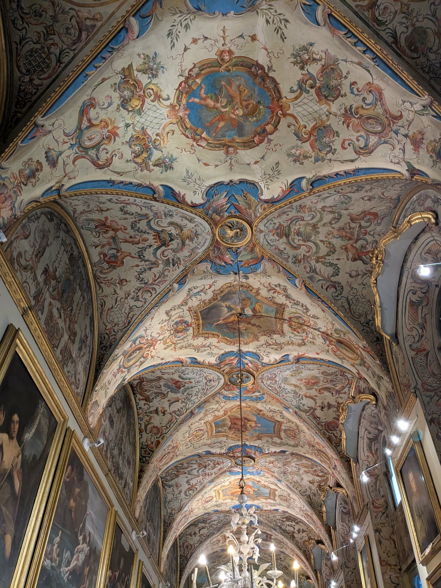 Fresques au plafond dans un des couloirs de la galerie Doria Pamphilj