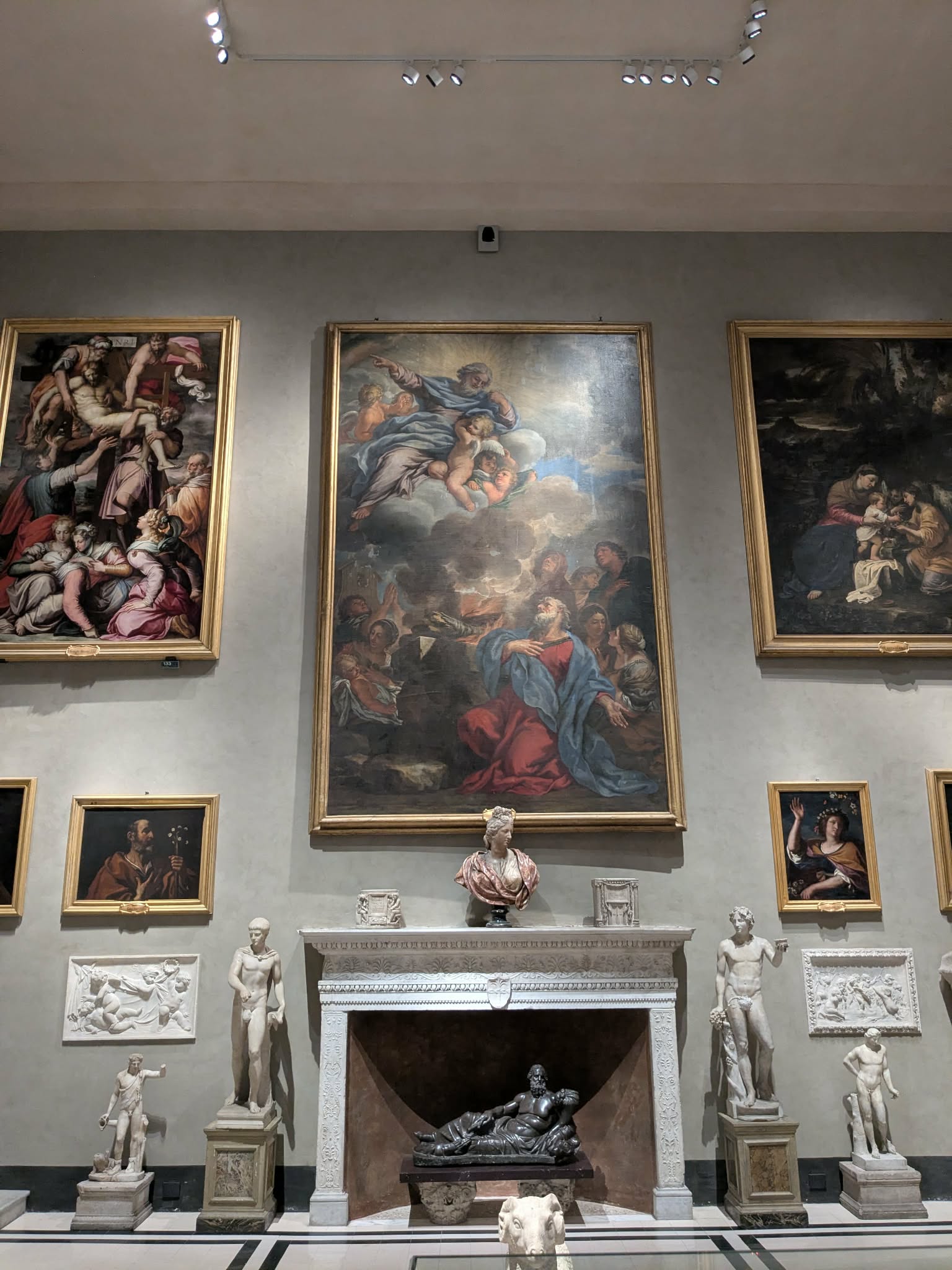 Peintures et bustes dans la salle Aldobrandini de la galerie Doria Pamphilj